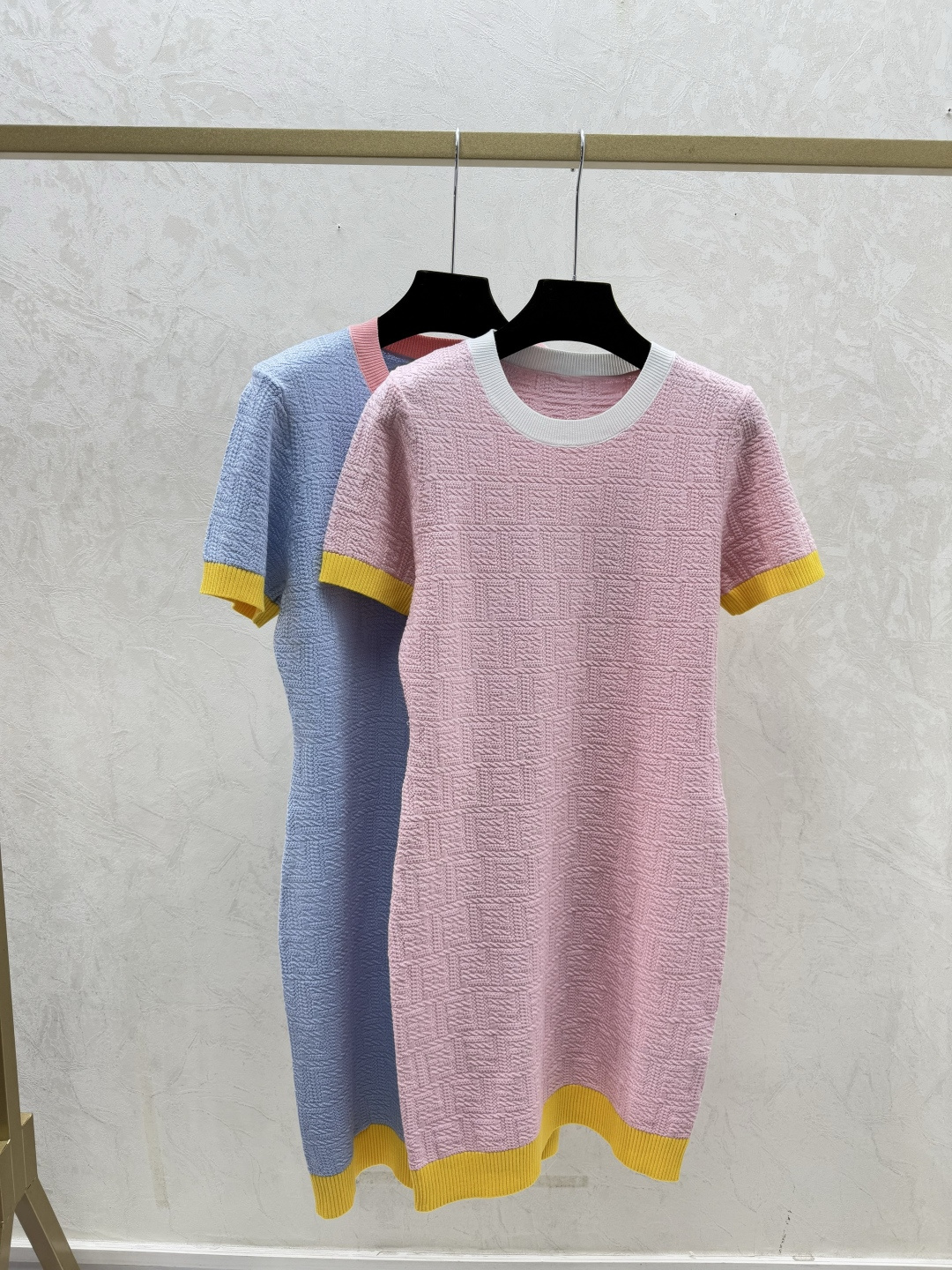 NO:733371,F family early spring new style contrasting presbyopic letter round neck knitted short-sleeved skirt color pink blue size 36.38.40, fendi, skirts, T-shirt,19860909F家 早春新款 撞色老花字母圆领针织短袖裙 颜色粉色 蓝色 尺码36.38.40,,fendi,skirts,T-shirt,,Women's clothing