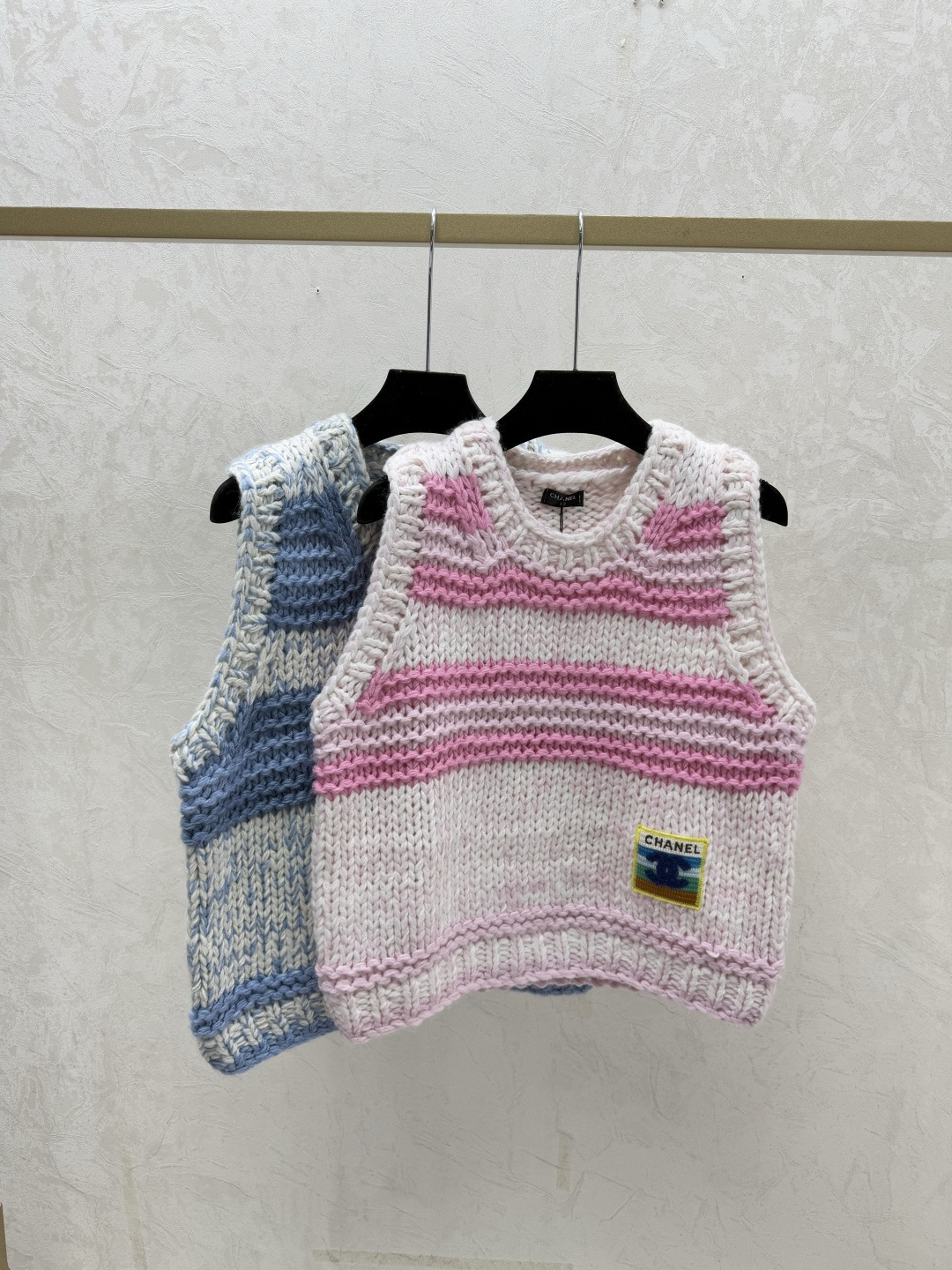 NO:733404,CH Home Early Spring New Contrast Striped Hollow Round Neck Knitted Vest Color Pink Blue Size 36.38.40,,19860909CH家 早春新款 撞色条纹镂空圆领针织背心 颜色粉色 蓝色 尺码36.38.40,,,Women's clothing