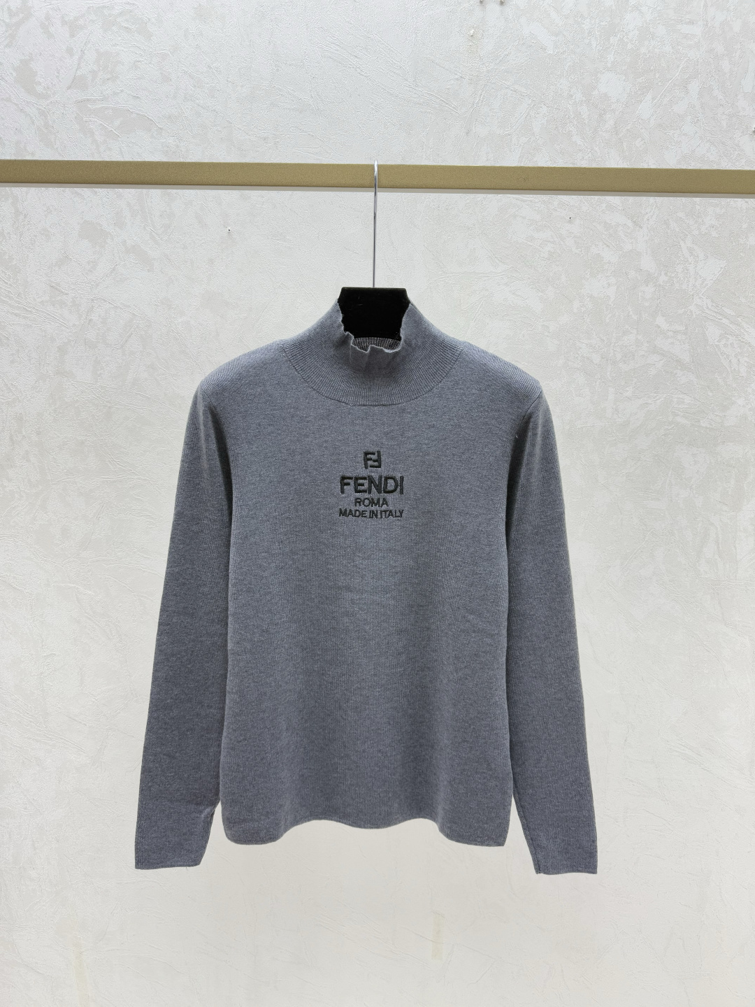 NO:734531,F Family Early Autumn New Style Contrast Letter High Neck Knitted Long Sleeves Color Gray Size 36.38.40,,fendi,19860909F家 早秋新款 撞色字母高领针织长袖 颜色灰色 尺码36.38.40,,fendi,,Women's clothing