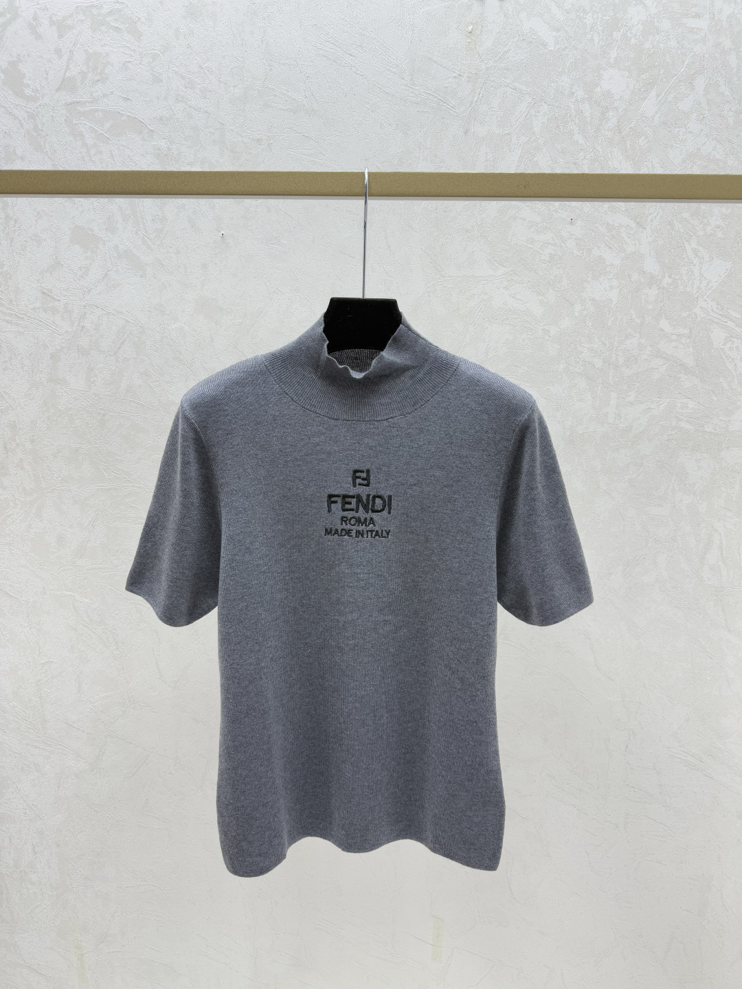 NO:734535,F Family Early Spring New Style Contrast Letter High Neck Knitted Short Sleeves Color Gray Size 36.38.40, fendi, T-shirt,19860909F家 早春新款 撞色字母高领针织短袖 颜色灰色 尺码36.38.40,,fendi,T-shirt,,Women's clothing