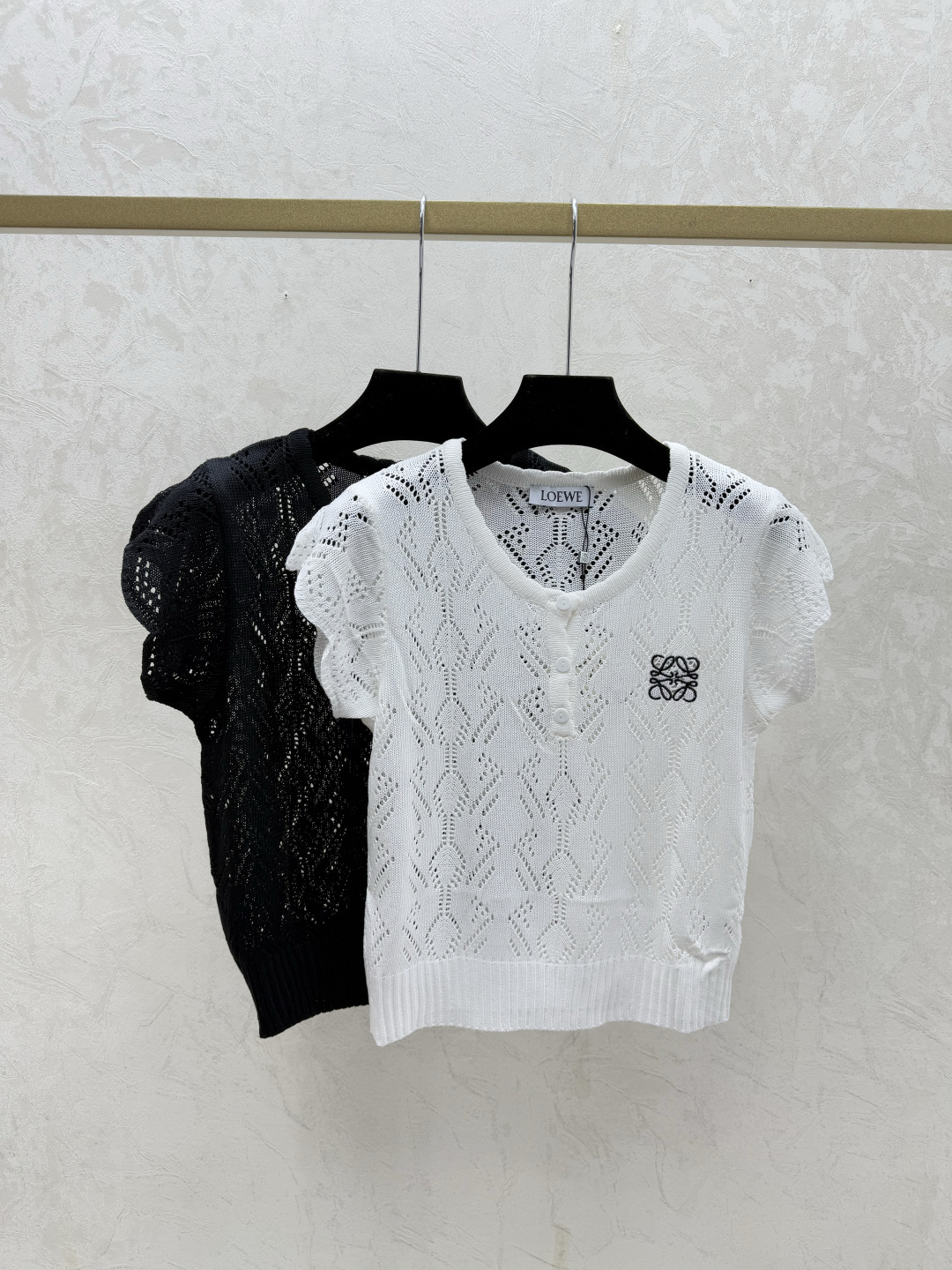 NO:734538,LO Home Early Spring New Solid Color Hollow Round Neck Knitted Short Sleeves Color White Black Size 36.38.40, T-shirt,19860909LO家 早春新款 纯色镂空圆领针织短袖 颜色白色 黑色 尺码36.38.40,,T-shirt,,Women's clothing