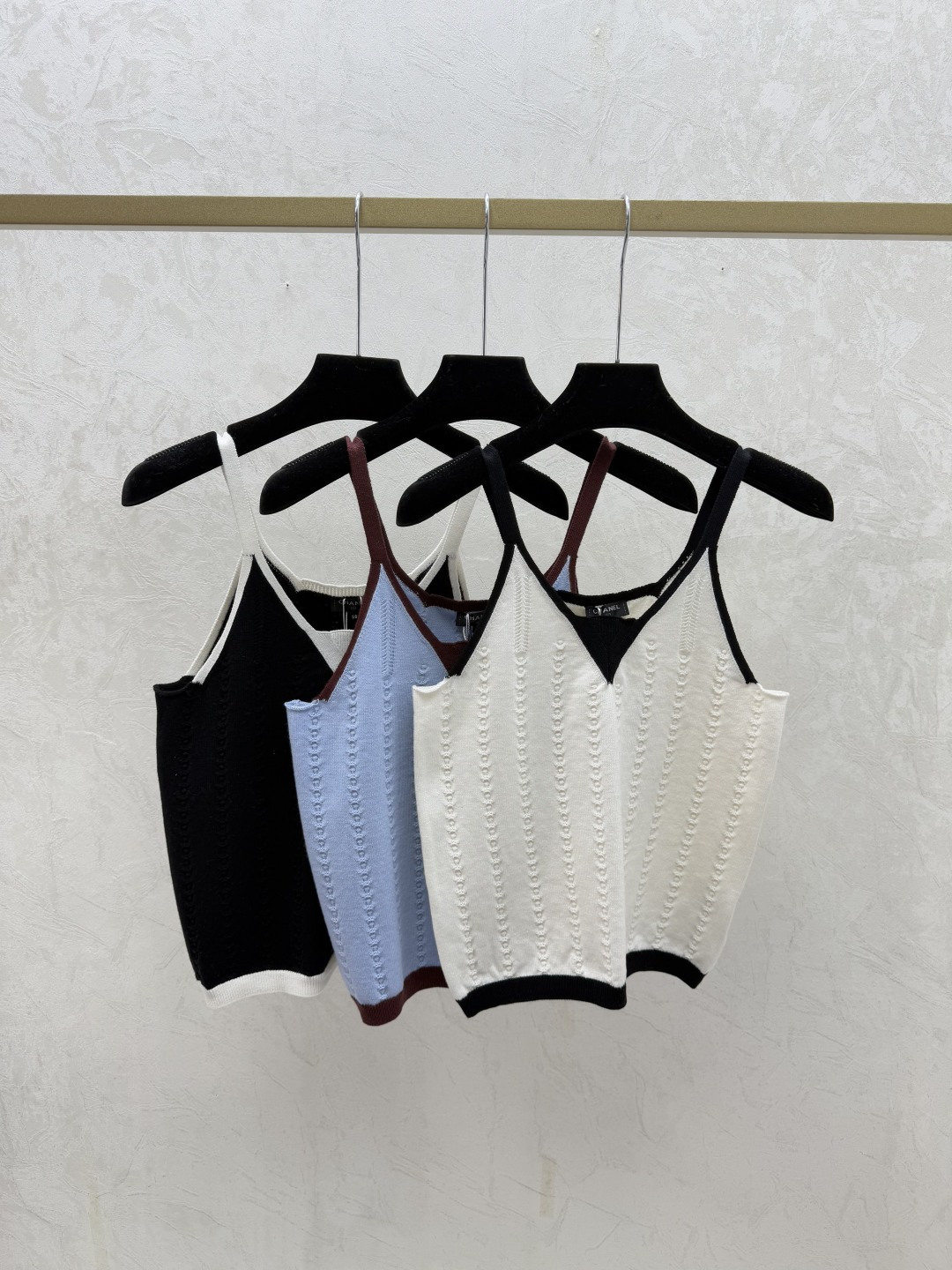 NO:735007,CH Home Early Spring New Style Contrast Color Simple Knitted Suspender Color White Blue Black Size 36.38.40,,19860909CH家 早春新款 撞色简约针织吊带 颜色白色 蓝色 黑色 尺码36.38.40,,,Women's clothing