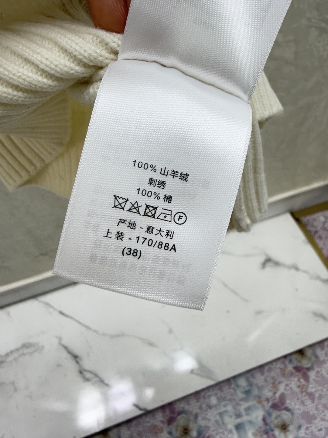 Unknown D家 早春新款 撞色蝴蝶刺绣圆领针织短袖