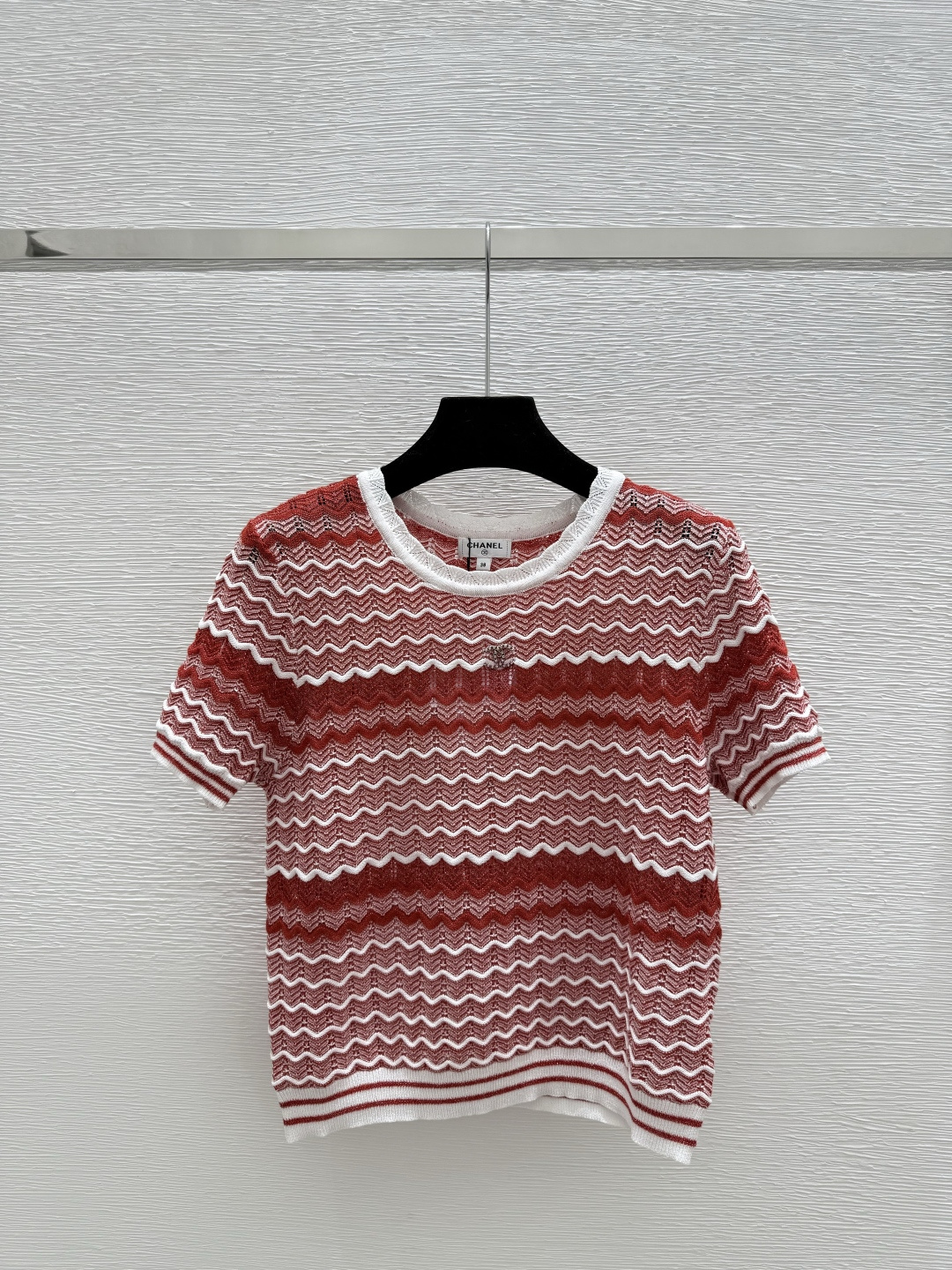 NO:723022,The highest version on the market, the girl will inspect the goods, trim the three marks on the threads, and deliver the goods. You can post pictures and take videos. If you want quality or service, please add me on WeChat. We will not accept urgent orders. ch Home Spring and Summer New Style Wave Striped Knitted Short Sleeves Color Red Size 36.38.40, Chanel-clothing, chanel, T-shirt,19860909市面最高版本小妹验货、修剪线头上三标、发货可发图及拍视频,要品质要服务的加我微信,不接急单. ch家 春夏新款 波浪条纹针织短袖 颜色红色 尺码36.38.40,香奈儿-服装,chanel,T-shirt,,Women's clothing