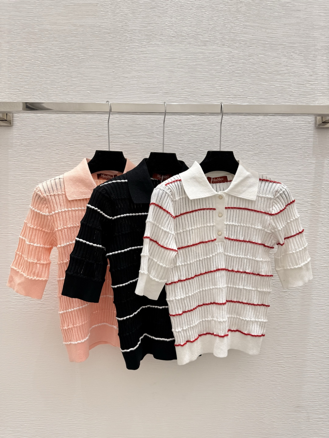 NO:723018,The highest version on the market, the girl inspects the goods, trims the three marks on the threads, and delivers the goods. You can post pictures and take videos. If you want quality and service, please add me on WeChat. We will not accept urgent orders. MAX Home Spring and Summer New Style Wave Striped Lapel Knitted Short Sleeves Color Pink White Black Size 36.38.40, Maxmara-Clothing, T-shirt,19860909市面最高版本小妹验货、修剪线头上三标、发货可发图及拍视频,要品质要服务的加我微信,不接急单. MAX家 春夏新款 波浪条纹翻领针织短袖 颜色粉色 白色 黑色 尺码36.38.40,麦丝玛拉-服装,T-shirt,,Women's clothing