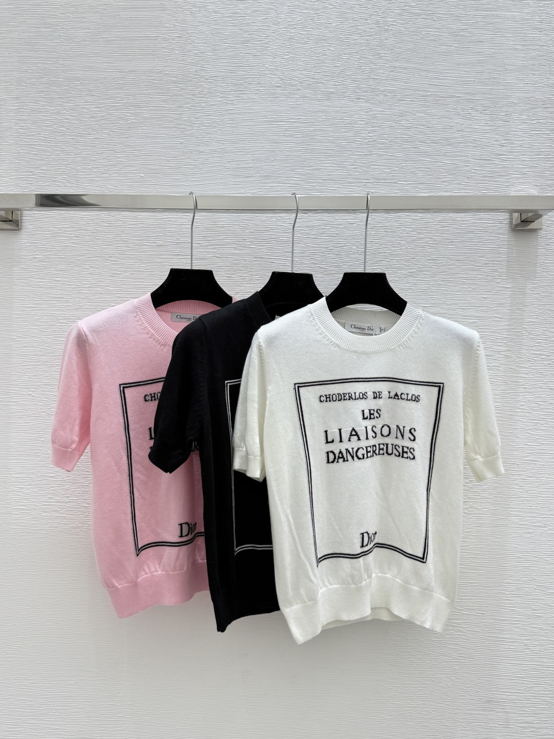 NO:723012,The highest version on the market, the girl will inspect the goods, trim the three marks on the threads, and ship the goods. You can post pictures and take videos. If you want quality or service, please add me on WeChat. We will not accept urgent orders. D Home Spring and Summer New Style Letter Pattern Knitted Short Sleeves Color Pink White Black Size 36.38.40, Dior Clothing, dior, dior, T-shirt,19860909市面最高版本小妹验货、修剪线头上三标、发货可发图及拍视频,要品质要服务的加我微信,不接急单. D家 春夏新款 字母图案针织短袖 颜色粉色 白色 黑色 尺码36.38.40,迪奥-服装,dior,dior,T-shirt,,Women's clothing