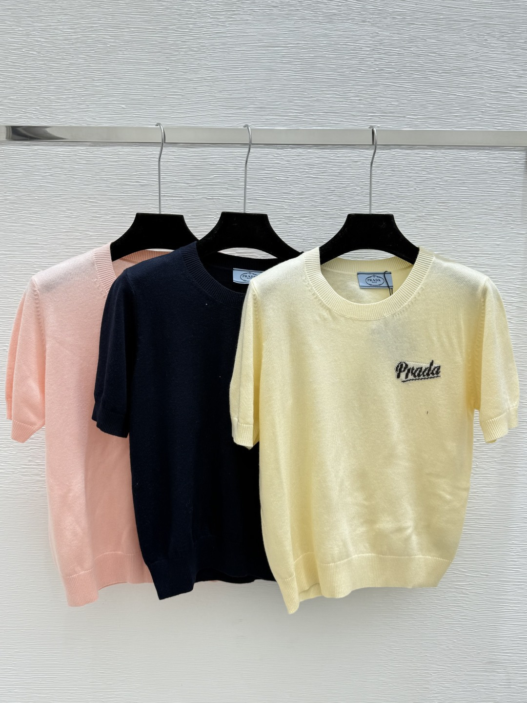 NO:723007,The highest version on the market, the girl inspects the goods, trims the three marks on the threads, and delivers the goods. You can send pictures and take videos. If you want quality and service, please add me on WeChat. We will not accept urgent orders. P family spring and summer new style letter jacquard knitted short-sleeved color pink yellow black size 36.38.40, Prada-clothing, prada, T-shirt,19860909市面最高版本小妹验货、修剪线头上三标、发货可发图及拍视频,要品质要服务的加我微信,不接急单. P家 春夏新款 字母提花针织短袖 颜色粉色 黄色 黑色 尺码36.38.40,普拉达-服装,prada,T-shirt,,Women's clothing