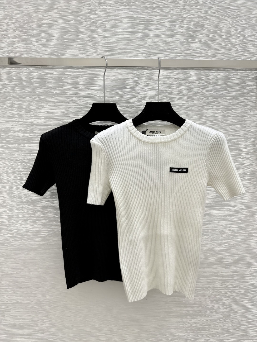 NO:722995,The highest version on the market, the girl inspects the goods, trims the three marks on the threads, and delivers the goods. You can post pictures and take videos. If you want quality or service, please add me on WeChat. We will not accept urgent orders. ch Home Spring and summer new style, fashionable and versatile knitted short-sleeves, color white, black, size 36.38.40, Chanel-clothing, chanel, T-shirt,19860909市面最高版本小妹验货、修剪线头上三标、发货可发图及拍视频,要品质要服务的加我微信,不接急单. ch家 春夏新款 时尚百搭针织短袖 颜色白色 黑色 尺码36.38.40,香奈儿-服装,chanel,T-shirt,,Women's clothing