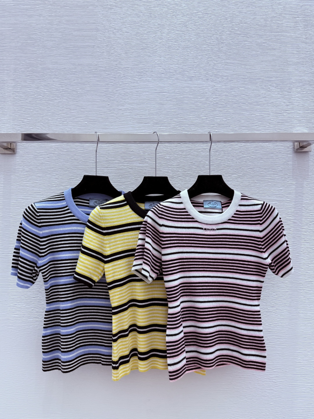 NO:722990,The highest version on the market, the girl will inspect the goods, trim the three marks on the threads, and ship the goods. You can post pictures and take videos. If you want quality and service, please add me on WeChat. We will not accept urgent orders. P Home Spring and Summer New Style Striped Knitted Short Sleeves Color Pink Yellow Tianlan Size 36.38.40, Prada-clothing, prada, T-shirt,19860909市面最高版本小妹验货、修剪线头上三标、发货可发图及拍视频,要品质要服务的加我微信,不接急单. P家 春夏新款 条纹针织短袖 颜色粉色 黄色 天兰 尺码36.38.40,普拉达-服装,prada,T-shirt,,Women's clothing