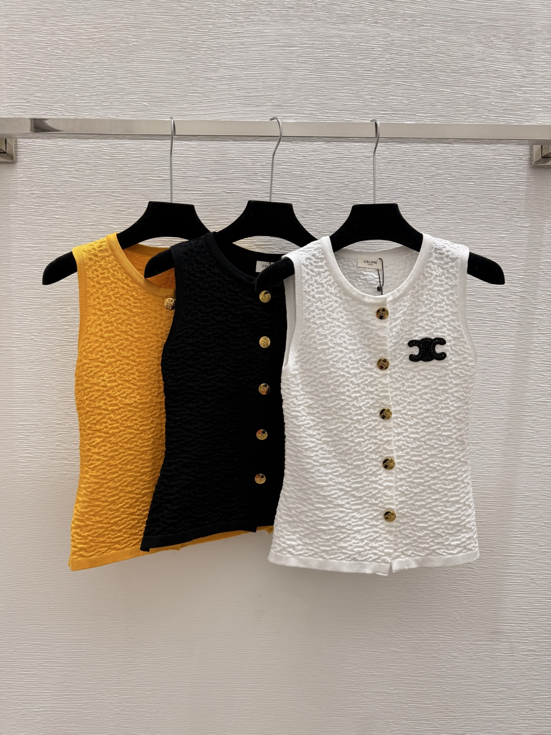 NO:722985,The highest version on the market, the girl inspects the goods, trims the three marks on the threads, and delivers the goods. You can send pictures and take videos. If you want quality or service, please add me on WeChat. We will not accept urgent orders. ce Home Spring and Summer New Logo Embroidered Knitted Vest Color White Black Yellow Size 36.38.40, Celine-clothing, celine,19860909市面最高版本小妹验货、修剪线头上三标、发货可发图及拍视频,要品质要服务的加我微信,不接急单. ce家 春夏新款 logo绣针织背心 颜色白色 黑色 黄色 尺码36.38.40,赛琳-服装,celine,,Women's clothing