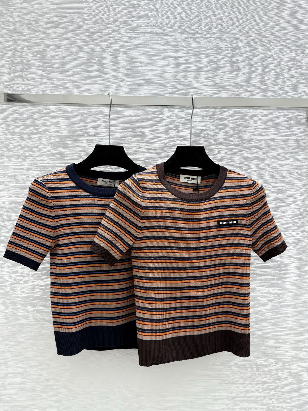 NO:722980,The highest version on the market, the girl inspects the goods, trims the three marks on the threads, and delivers the goods. You can send pictures and take videos. If you want quality or service, please add me on WeChat. We will not accept urgent orders. m home spring and summer new style striped logo knitted short-sleeved color maroon royal blue size 36.38.40, Miu Miu-clothing, T-shirt,19860909市面最高版本小妹验货、修剪线头上三标、发货可发图及拍视频,要品质要服务的加我微信,不接急单. m家 春夏新款 条纹logo针织短袖 颜色枣红色 宝蓝色 尺码36.38.40,缪缪-服装,T-shirt,,Women's clothing