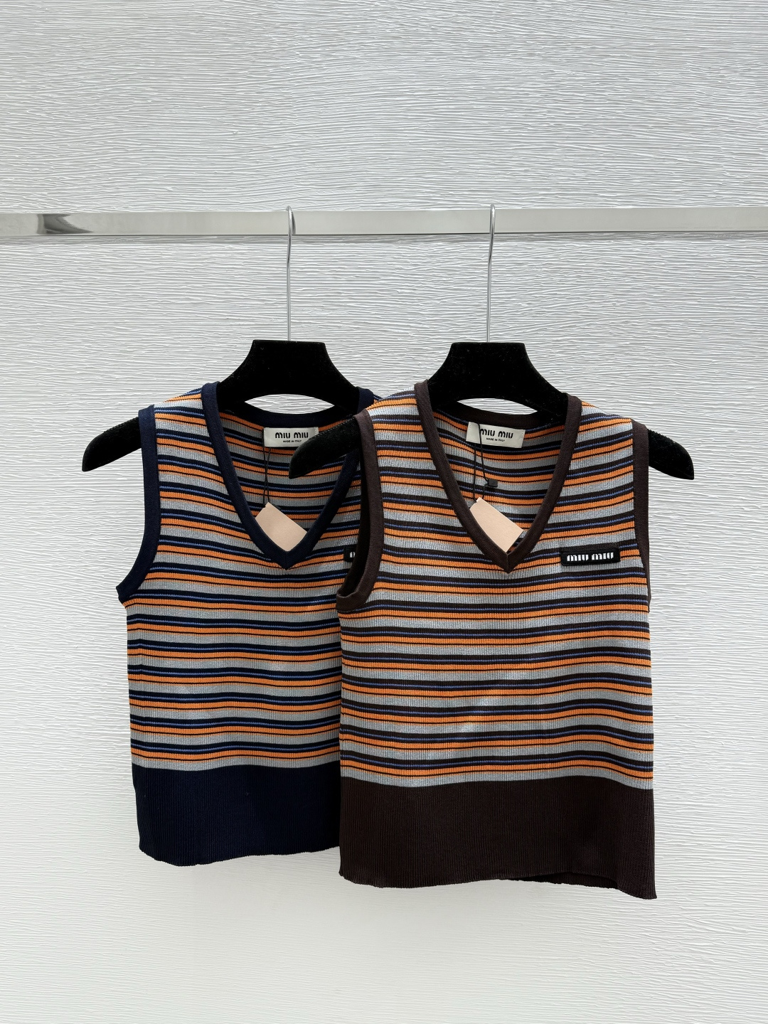 NO:722975,The highest version on the market, the girl will inspect the goods, trim the three marks on the threads, and deliver the goods. You can send pictures and take videos. If you want quality or service, please add me on WeChat. We will not accept urgent orders. M Home Spring and Summer New Style Striped Logo Knitted Vest, Color Maroon, Royal Blue, Size 36.38.40,,19860909市面最高版本小妹验货、修剪线头上三标、发货可发图及拍视频,要品质要服务的加我微信,不接急单. m家 春夏新款 条纹logo针织背心 颜色枣红色 宝蓝色 尺码36.38.40,,,Women's clothing