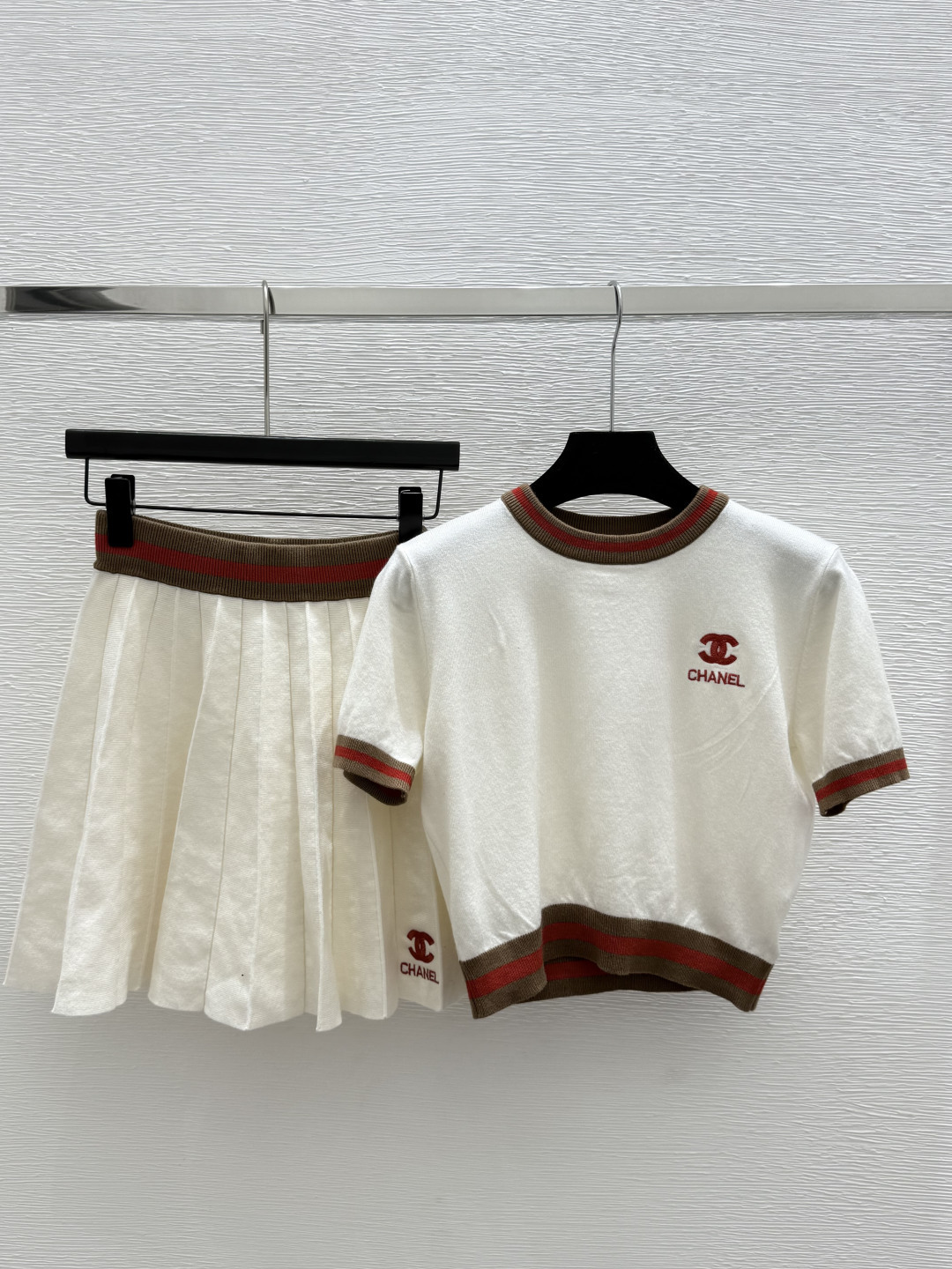 NO:742893,ch Home Spring and Summer New Style Colorblock Knitted Skirt Color White. Sapphire Blue Size 36.38.40, Chanel-clothing, chanel, skirts,19860909ch 家 春夏新款 拼色针织套裙 颜色白.宝蓝 尺码36.38.40,香奈儿-服装,chanel,skirts,,Women's clothing