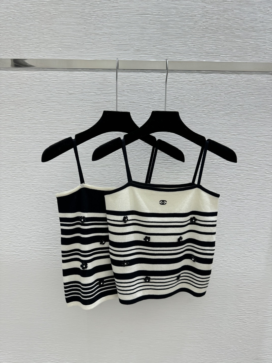 NO:749488,CH Home Early Spring New Style Contrast Color Striped Beaded Knitted Sling Color White Black Size 36.38.40,,19860909CH家 早春新款 撞色条纹钉珠针织吊带 颜色白色 黑色 尺码36.38.40,,,Women's clothing