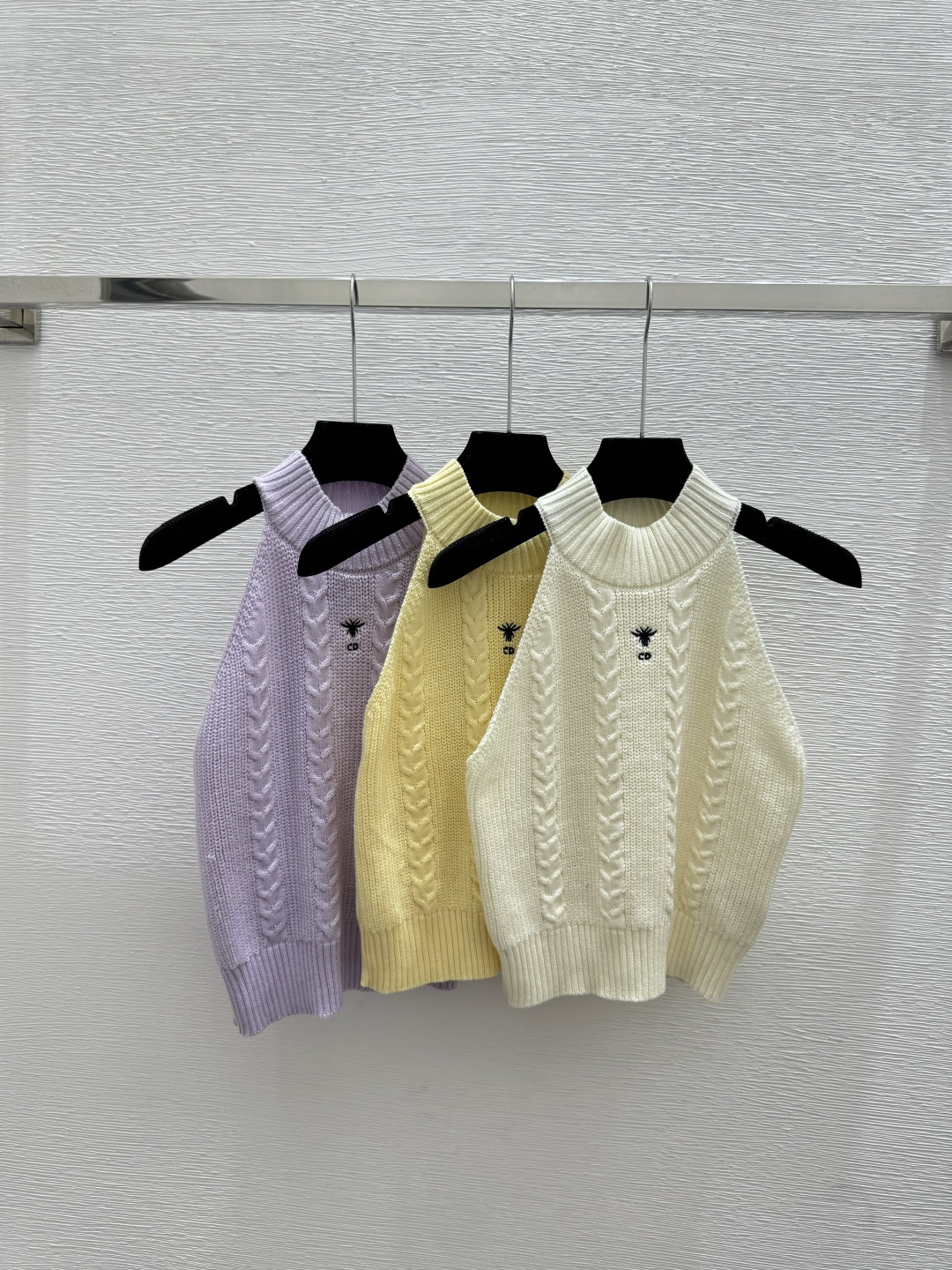 NO:749448,D family early spring new solid color simple knitted halter top color white yellow purple size 36.38.40, dior,19860909D家 早春新款 纯色简约针织挂脖背心 颜色白色 黄色 紫色 尺码36.38.40,,dior,,Women's clothing