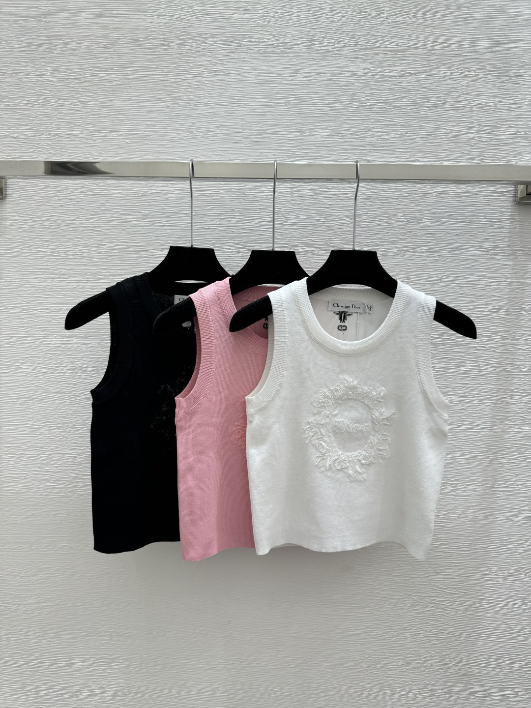 NO:749443,D family early spring new style solid color letter beaded round neck knitted vest color white pink black size 36.38.40, dior,19860909D家 早春新款 纯色字母珠片圆领针织背心 颜色白色 粉色 黑色 尺码36.38.40,,dior,,Women's clothing