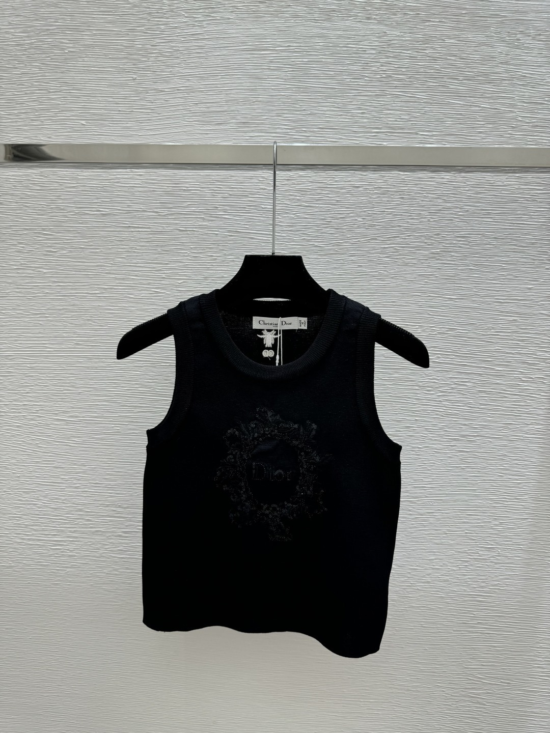 Unknown D家 早春新款 纯色字母珠片圆领针织背心