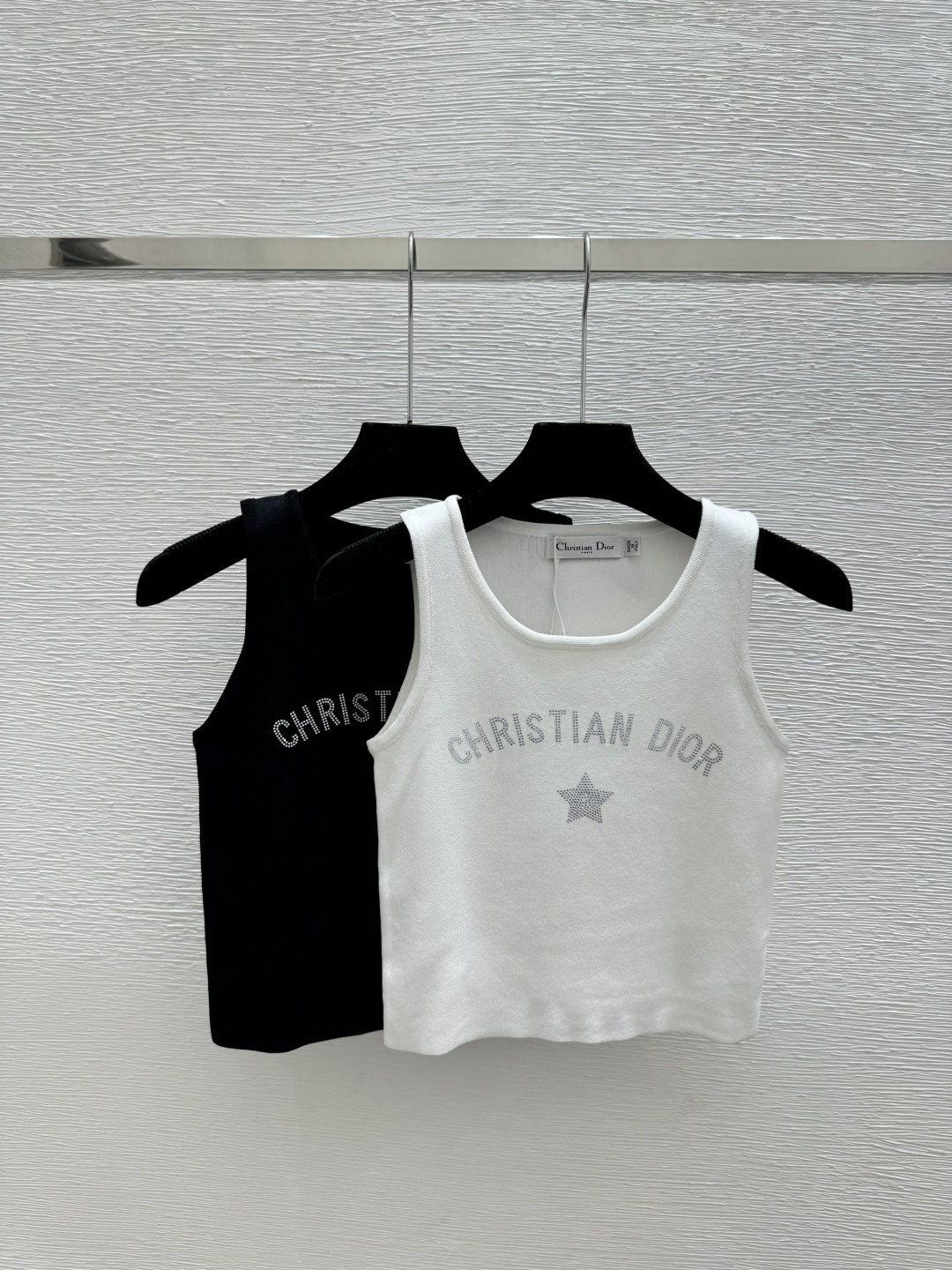 NO:749484,D family early spring new style contrasting five-pointed star hot diamond letters round neck knitted vest color white black size 36.38.40,, dior,19860909D家 早春新款 撞色五角星烫钻字母圆领针织背心 颜色白色 黑色 尺码36.38.40,,dior,,Women's clothing