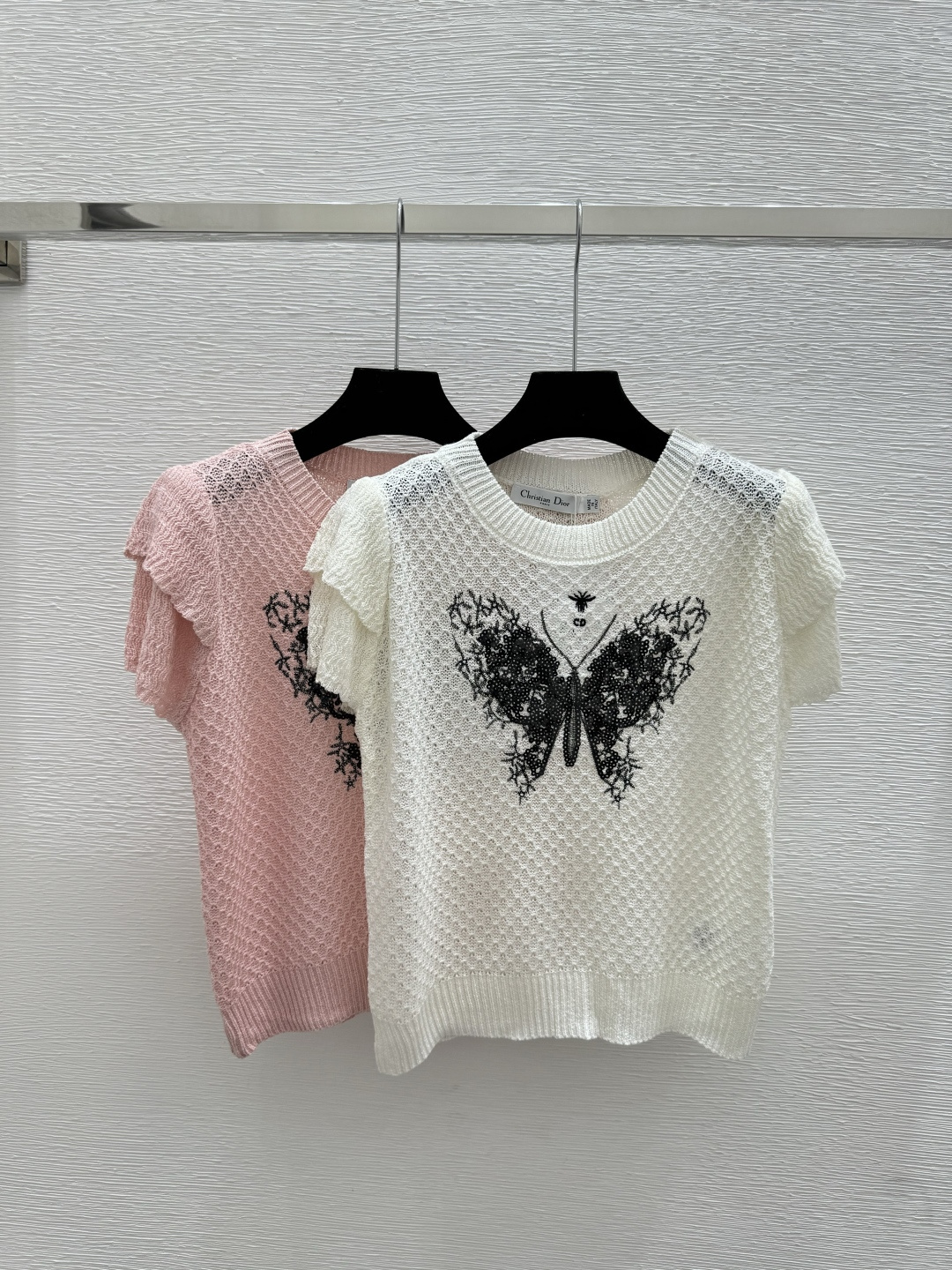 NO:749477,D's new style for early spring, contrasting color butterfly sequins, hollow round neck knitted short sleeves, color white, pink, size 36.38.40, dior, T-shirt,19860909D家 早春新款 撞色蝴蝶珠片镂空圆领针织短袖 颜色白色 粉色 尺码36.38.40,,dior,T-shirt,,Women's clothing