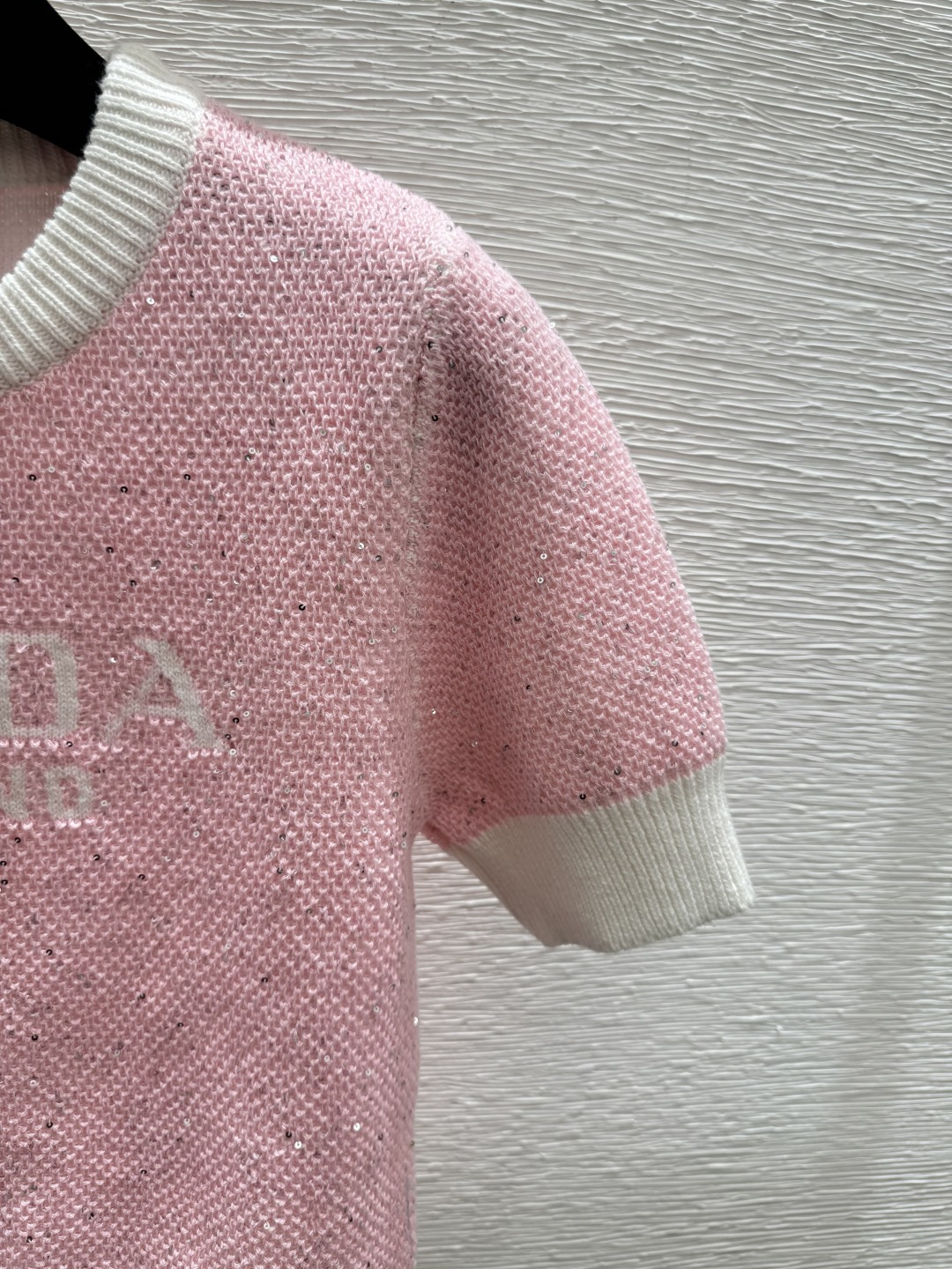 Prada P家 早春新款 撞色字母珠片圆领针织短袖
