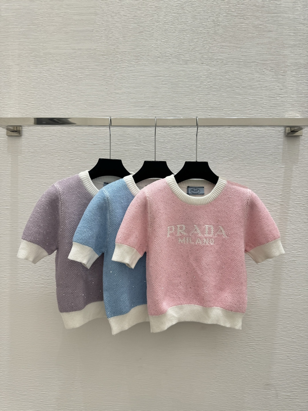 Prada P家 早春新款 撞色字母珠片圆领针织短袖