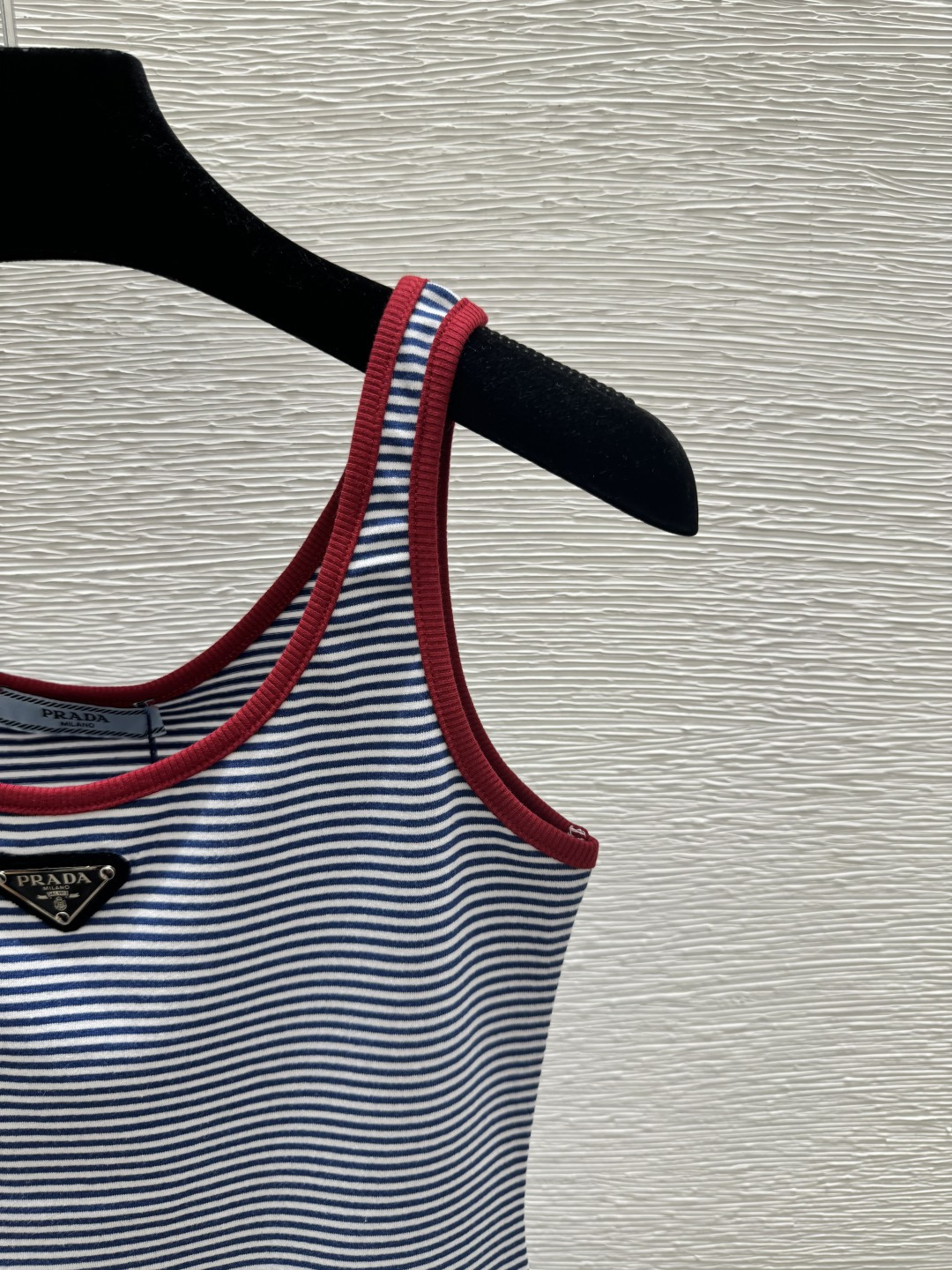 Prada P家 早春新款 撞色条纹圆领针织背心