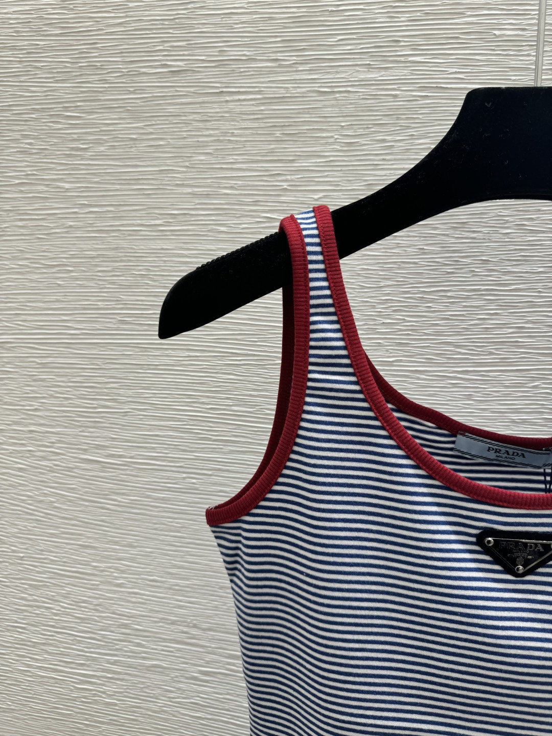 Prada P家 早春新款 撞色条纹圆领针织背心