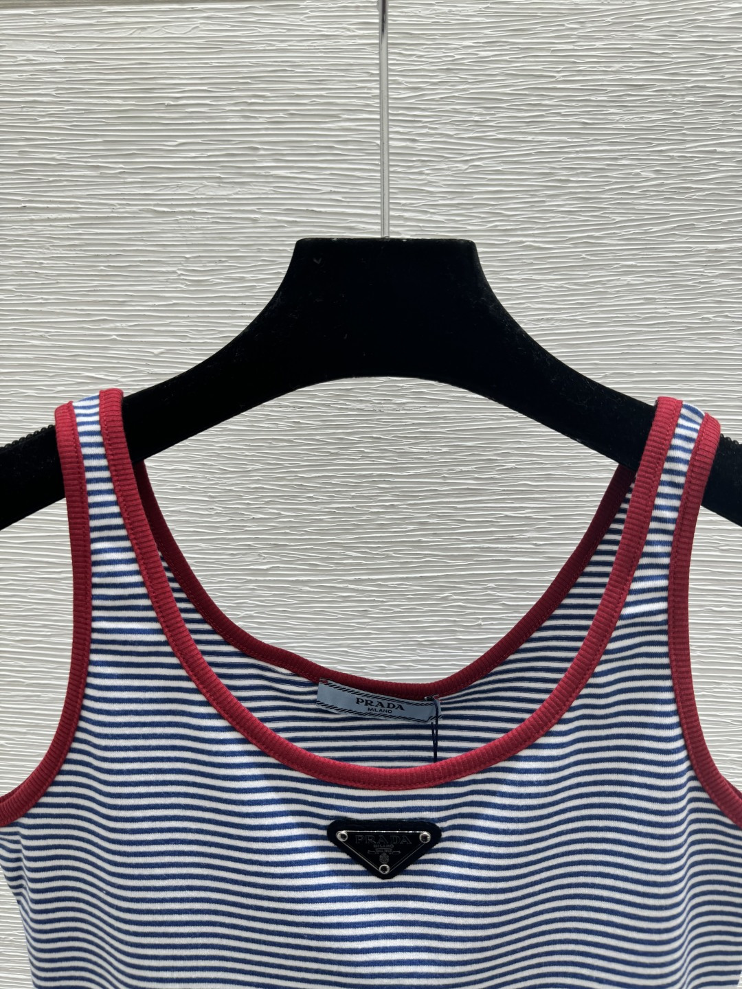 Prada P家 早春新款 撞色条纹圆领针织背心