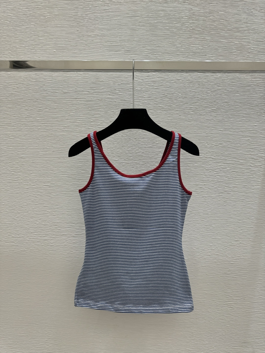 Prada P家 早春新款 撞色条纹圆领针织背心