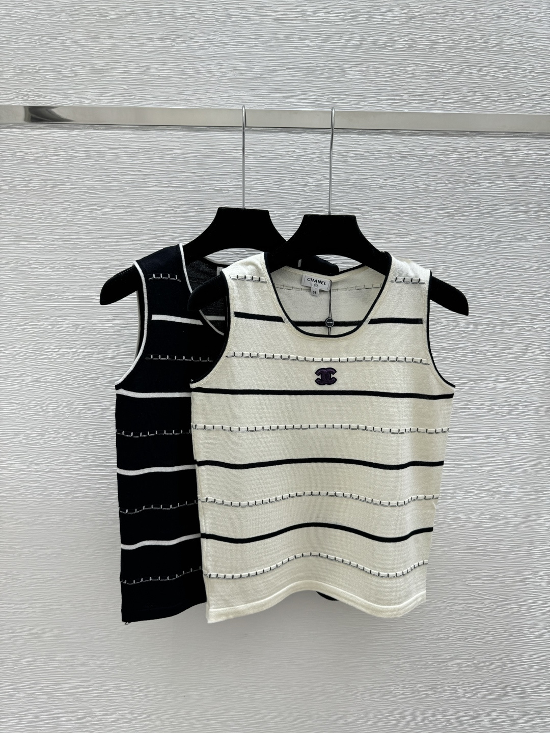 NO:750309,CH Home Early Spring New Style Contrast Color Striped Round Neck Knitted Vest Color White Black Size 36.38.40,,19860909CH家 早春新款 撞色条纹圆领针织背心 颜色白色 黑色 尺码36.38.40,,,Women's clothing