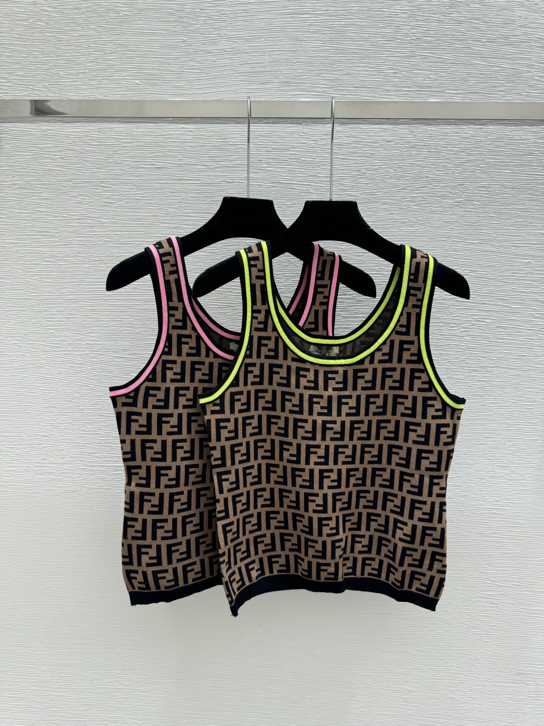 NO:750315,F family early spring new style contrasting presbyopic letter round neck knitted vest color pink green size 36.38.40,,fendi,19860909F家 早春新款 撞色老花字母圆领针织背心 颜色粉色 绿色 尺码36.38.40,,fendi,,Women's clothing