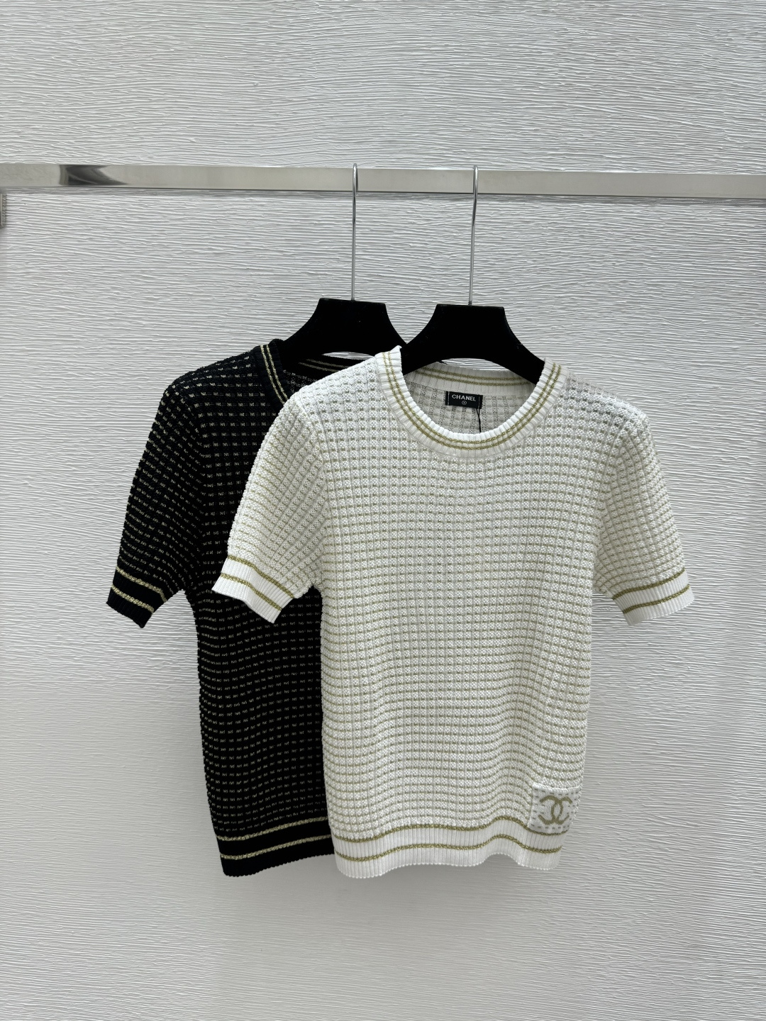 NO:750319,CH Home Early Spring New Style Contrast Gold and Silver Thread Hollow Round Neck Knitted Short Sleeves Color White Black Size 36.38.40, T-shirt,19860909CH家 早春新款 撞色金银线镂空圆领针织短袖 颜色白色 黑色 尺码36.38.40,,T-shirt,,Women's clothing