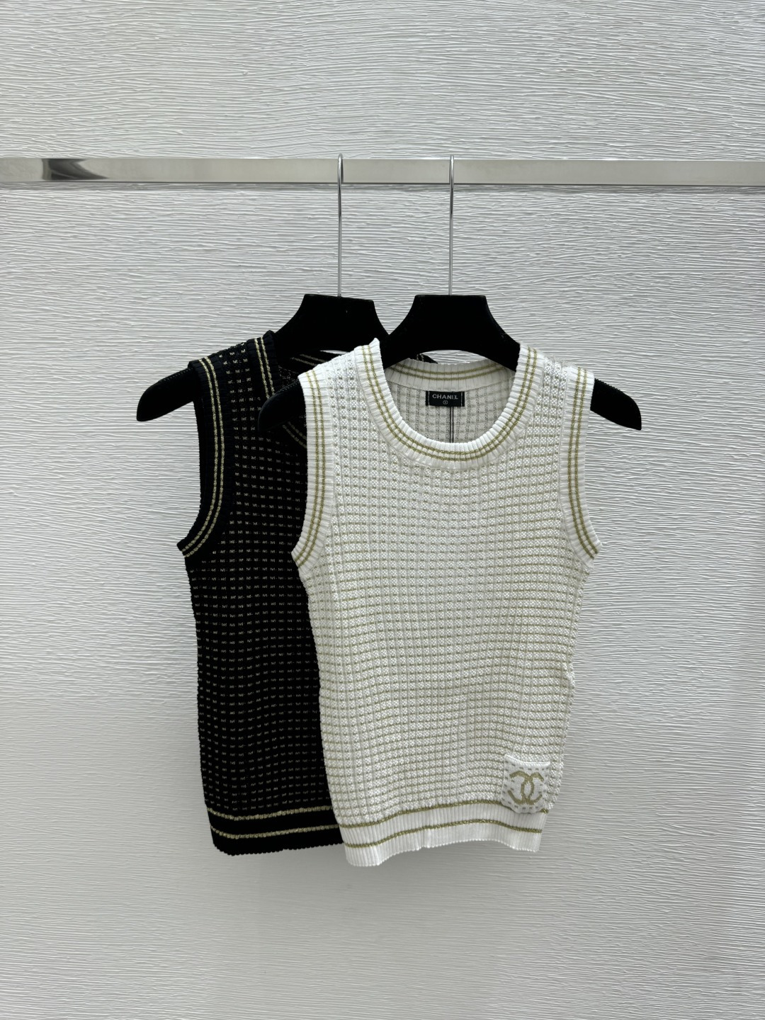 NO:750324,CH Home Early Spring New Style Contrast Gold and Silver Thread Hollow Round Neck Knitted Vest Color White Black Size 36.38.40,,19860909CH家 早春新款 撞色金银线镂空圆领针织背心 颜色白色 黑色 尺码36.38.40,,,Women's clothing