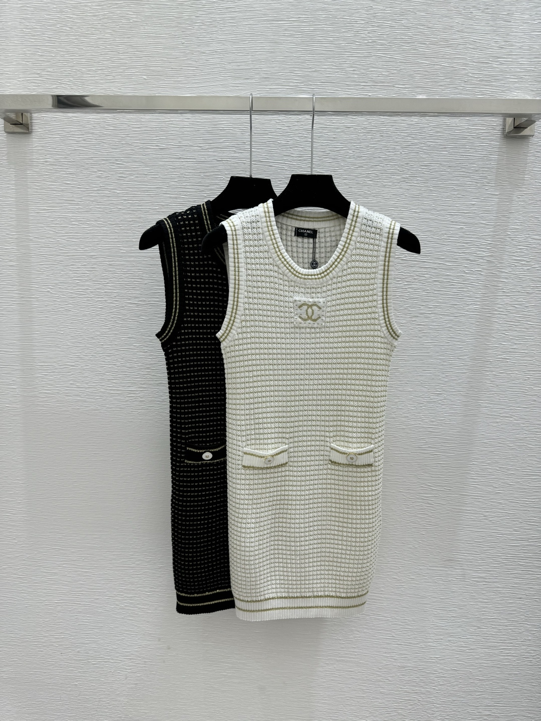 NO:750328,CH Home Early Spring New Style Contrast Gold and Silver Thread Round Neck Knitted Tank Top Color White Black Size 36.38.40,,skirts,19860909CH家 早春新款 撞色金银线圆领针织背心裙 颜色白色 黑色 尺码36.38.40,,skirts,,Women's clothing
