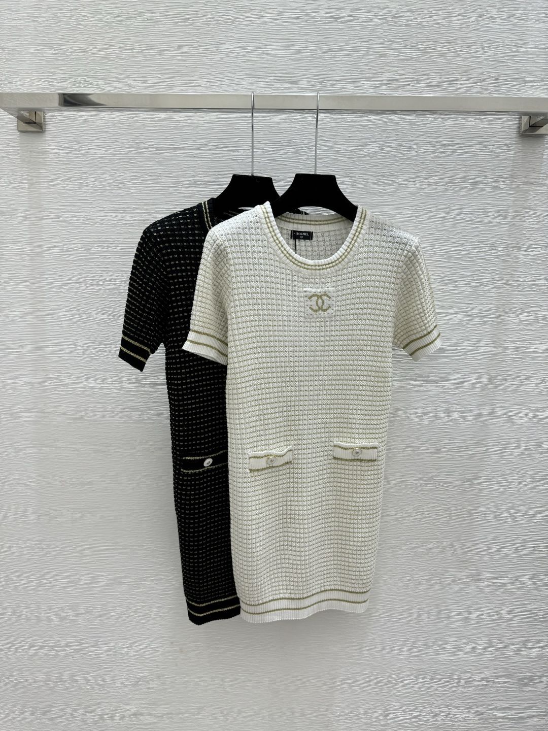 NO:750333,CH Home Early Spring New Contrast Gold and Silver Thread Round Neck Knitted Short-Sleeved Skirt Color White Black Size 36.38.40, Skirts, T-shirt,19860909CH家 早春新款 撞色金银线圆领针织短袖裙 颜色白色 黑色 尺码36.38.40,,skirts,T-shirt,,Women's clothing