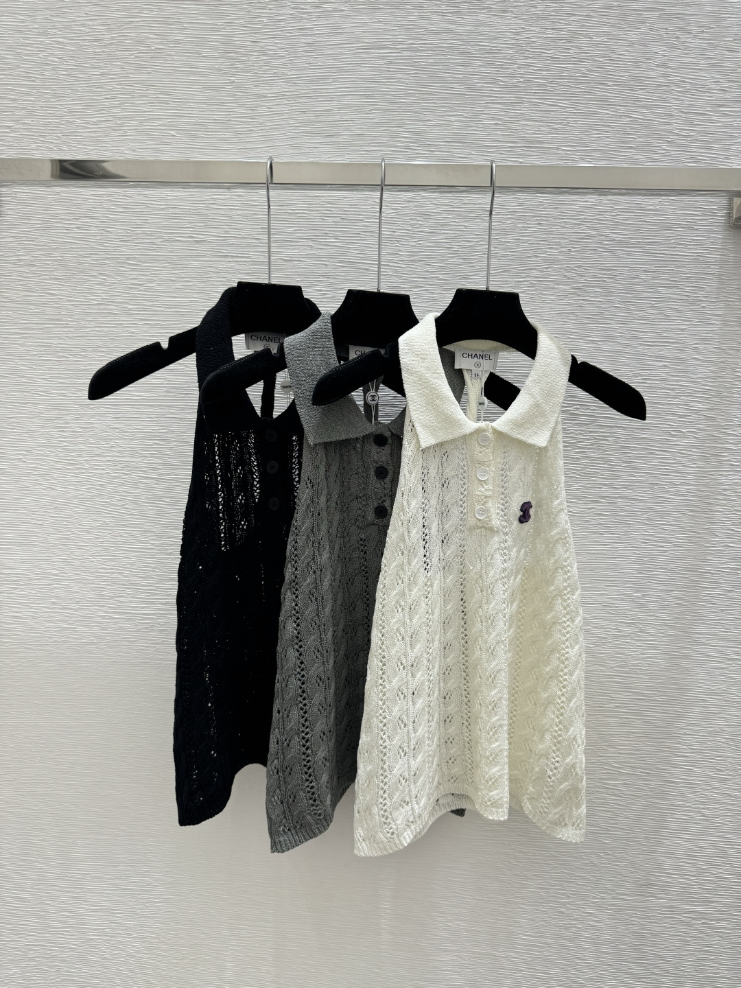 NO:750338,CH Home Early Spring New Style Contrast Lapel Hollow Halter Knitted Vest Color White Gray Black Size 36.38.40,,19860909CH家 早春新款 撞色翻领镂空挂脖针织背心 颜色白色 灰色 黑色 尺码36.38.40,,,Women's clothing