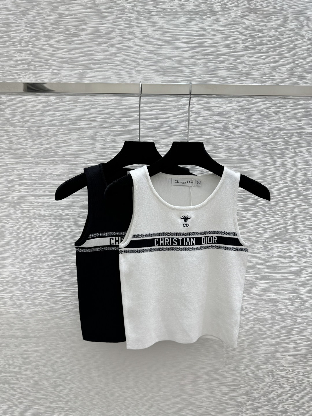 NO:751722,D Home Early Spring New Style Contrast Letter Round Neck Knitted Vest Color White Black Size 36.38.40,,dior,19860909D家 早春新款 撞色字母圆领针织背心 颜色白色 黑色 尺码36.38.40,,dior,,Women's clothing