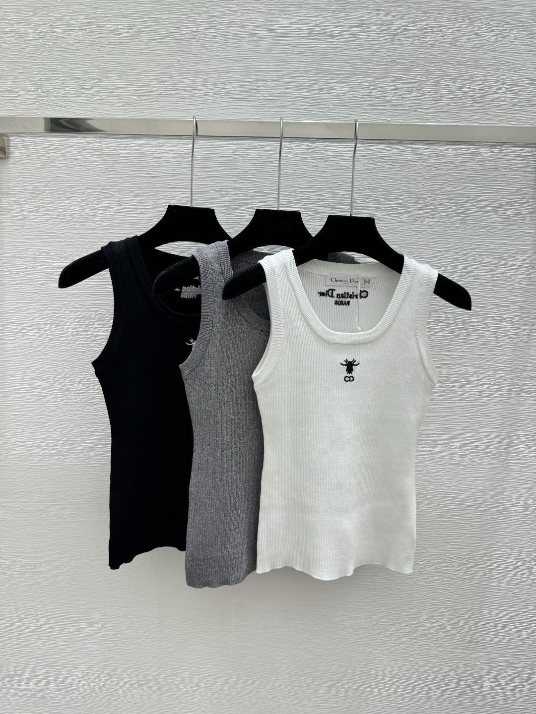 NO:751724,D Home Early Spring New Solid Color Simple Round Neck Knitted Vest Color White Black Gray Size 36.38.40,,dior,19860909D家 早春新款 纯色简约圆领针织背心 颜色白色 黑色 灰色 尺码36.38.40,,dior,,Women's clothing