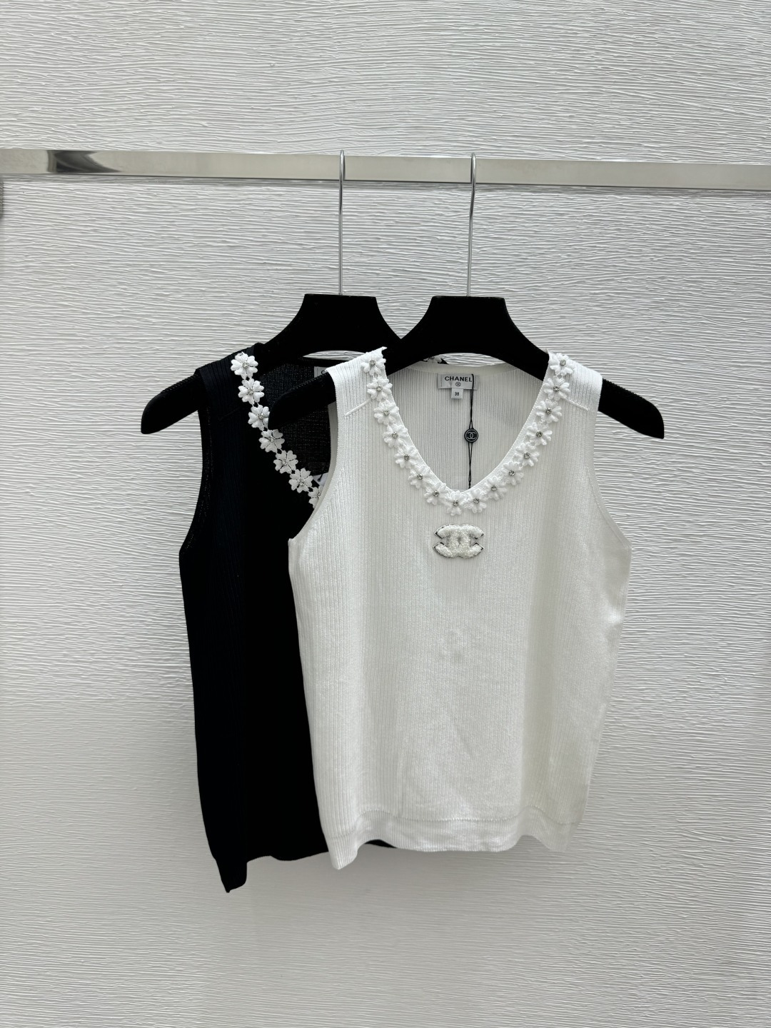 NO:751728,CH Home Early Spring New Style Contrast Color Floral Beads Round Neck Knitted Vest Color White Black Size 36.38.40,,19860909CH家 早春新款 撞色花卉钉珠圆领针织背心 颜色白色 黑色 尺码36.38.40,,,Women's clothing