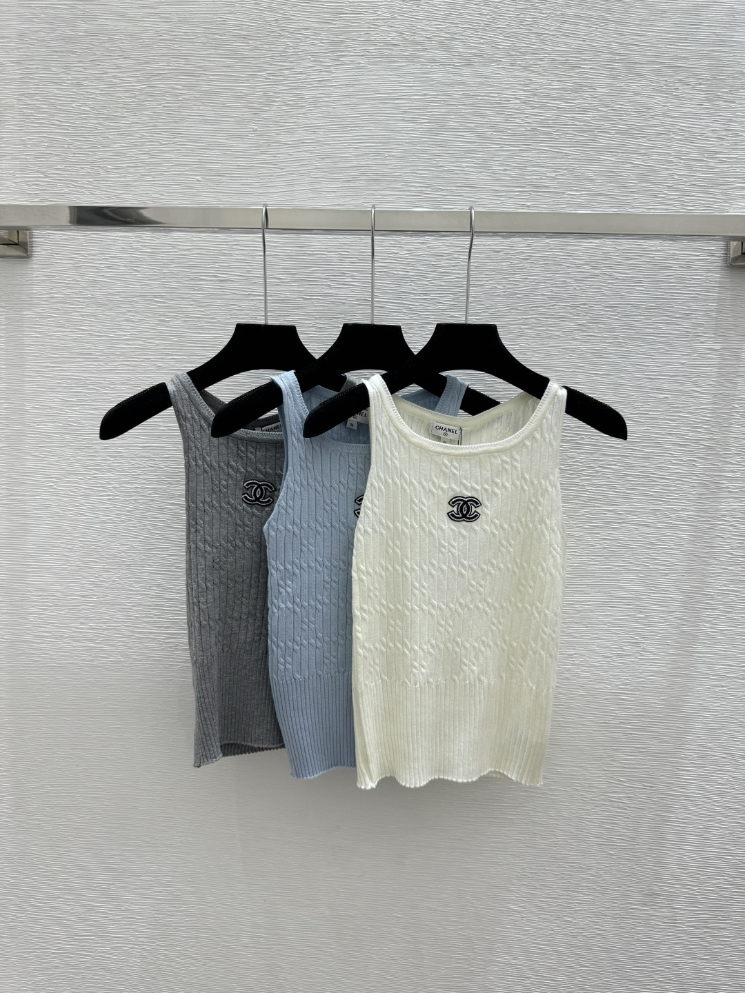 NO:751713,D Home Early Spring New Solid Color Simple Round Neck Knitted Vest Color White Blue Gray Size 36.38.40,,dior,19860909D家 早春新款 纯色简约圆领针织背心 颜色白色 蓝色 灰色 尺码36.38.40,,dior,,Women's clothing