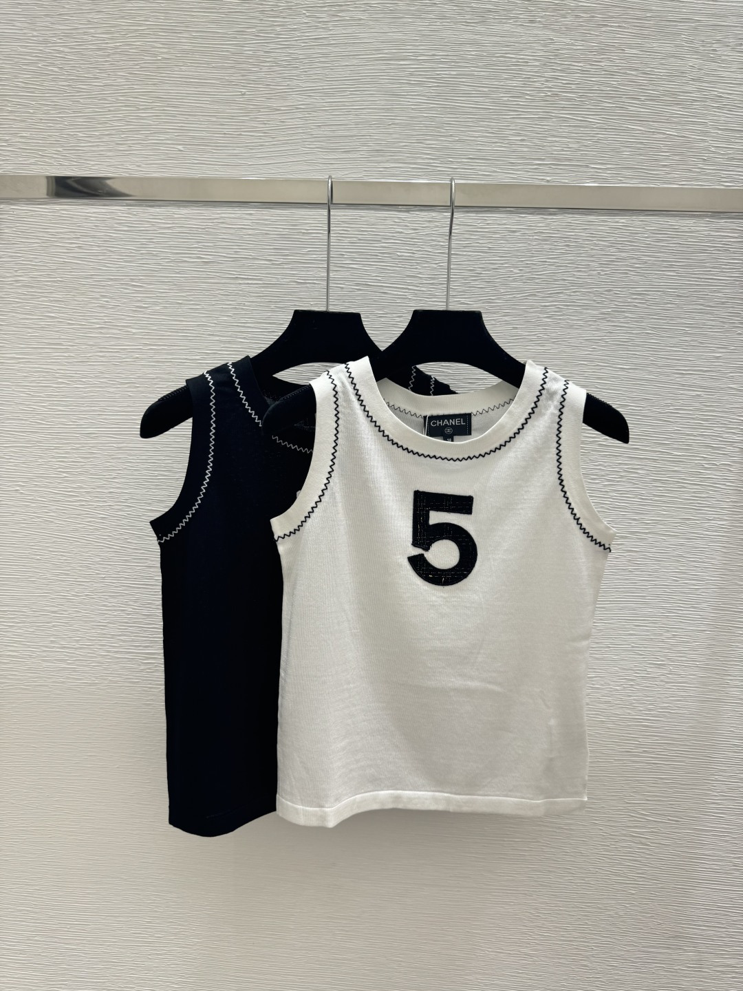 NO:752746,CH Home Early Spring New Style Contrast Color Simple Round Neck Knitted Vest Color White Black Size 36.38.40,,19860909CH家 早春新款 撞色简约圆领针织背心 颜色白色 黑色 尺码36.38.40,,,Women's clothing