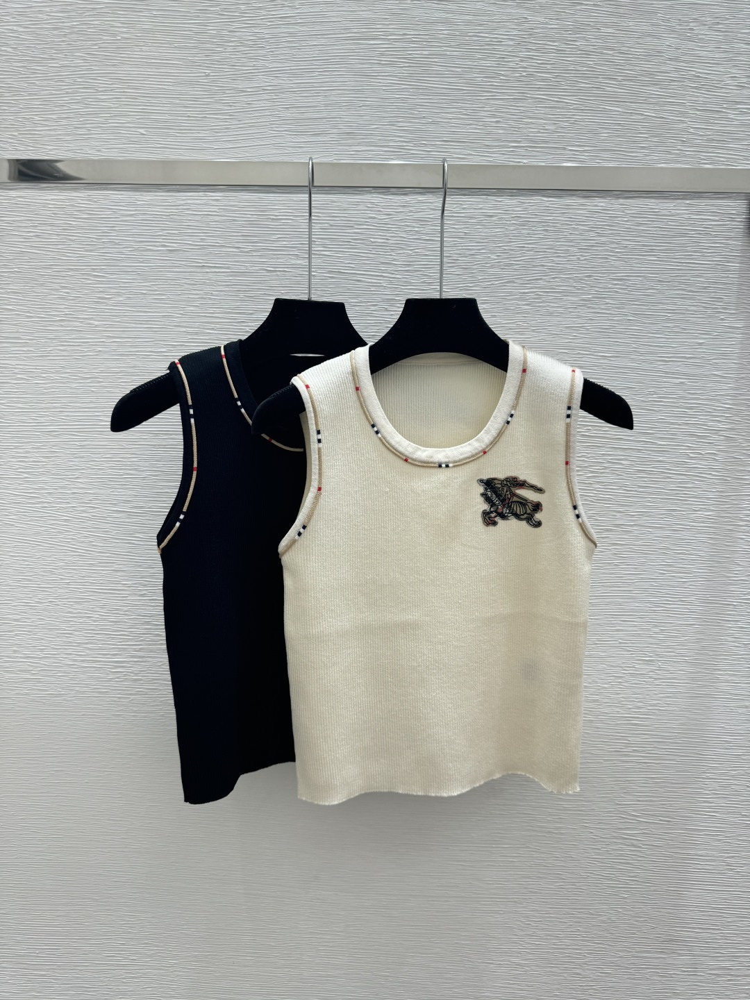 NO:752749,BU Home Early Spring New Solid Color Simple Round Neck Knitted Vest Color White Black Size 36.38.40,,19860909BU家 早春新款 纯色简约圆领针织背心 颜色白色 黑色 尺码36.38.40,,,Women's clothing