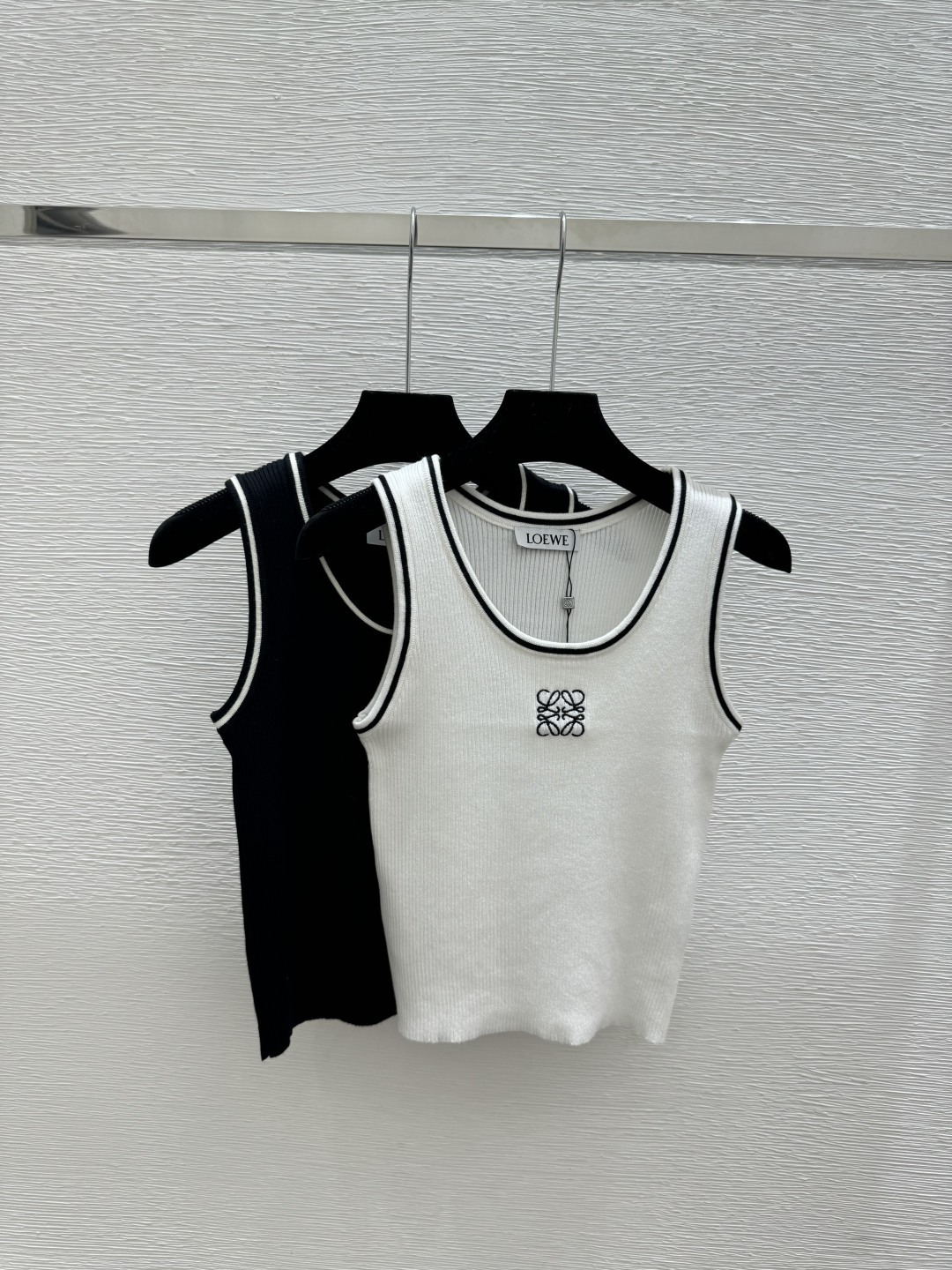 NO:752732,LO Home Early Spring New Contrast Color Simple Round Neck Knitted Vest Color White Black Size 36.38.40,,19860909LO家 早春新款 撞色简约圆领针织背心 颜色白色 黑色 尺码36.38.40,,,Women's clothing