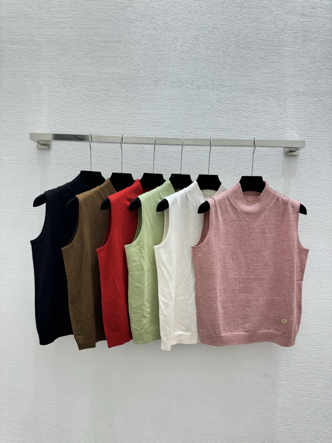 NO:752741,LP Home Early Spring New Solid Color Simple Round Neck Knitted Vest Color White Pink Green Red Coffee Black Size 36.38.40, loro piana,19860909LP家 早春新款 纯色简约圆领针织背心 颜色白色 粉色 绿色 红色 咖啡 黑色 尺码36.38.40,,loro piana,,Women's clothing