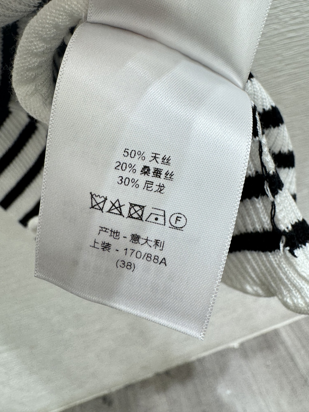 Unknown D家 早春新款 撞色字母条纹圆领针织短袖