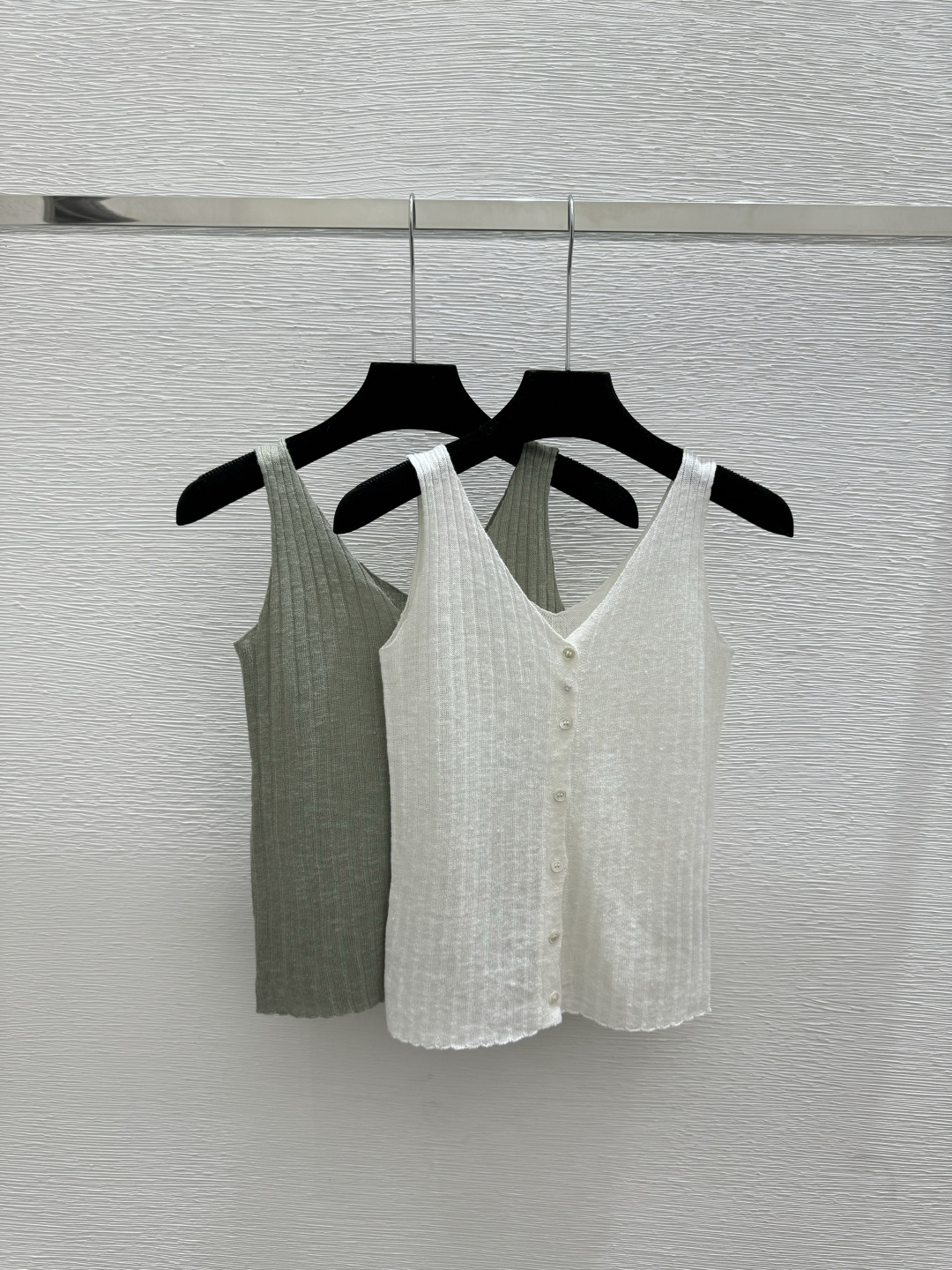 Prada LP家 早春新款 纯色简约V领针织背心开衫
