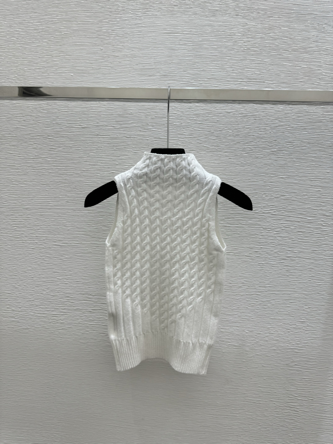 Miu Miu M家 早春新款 纯色烫钻镂空高领针织背心