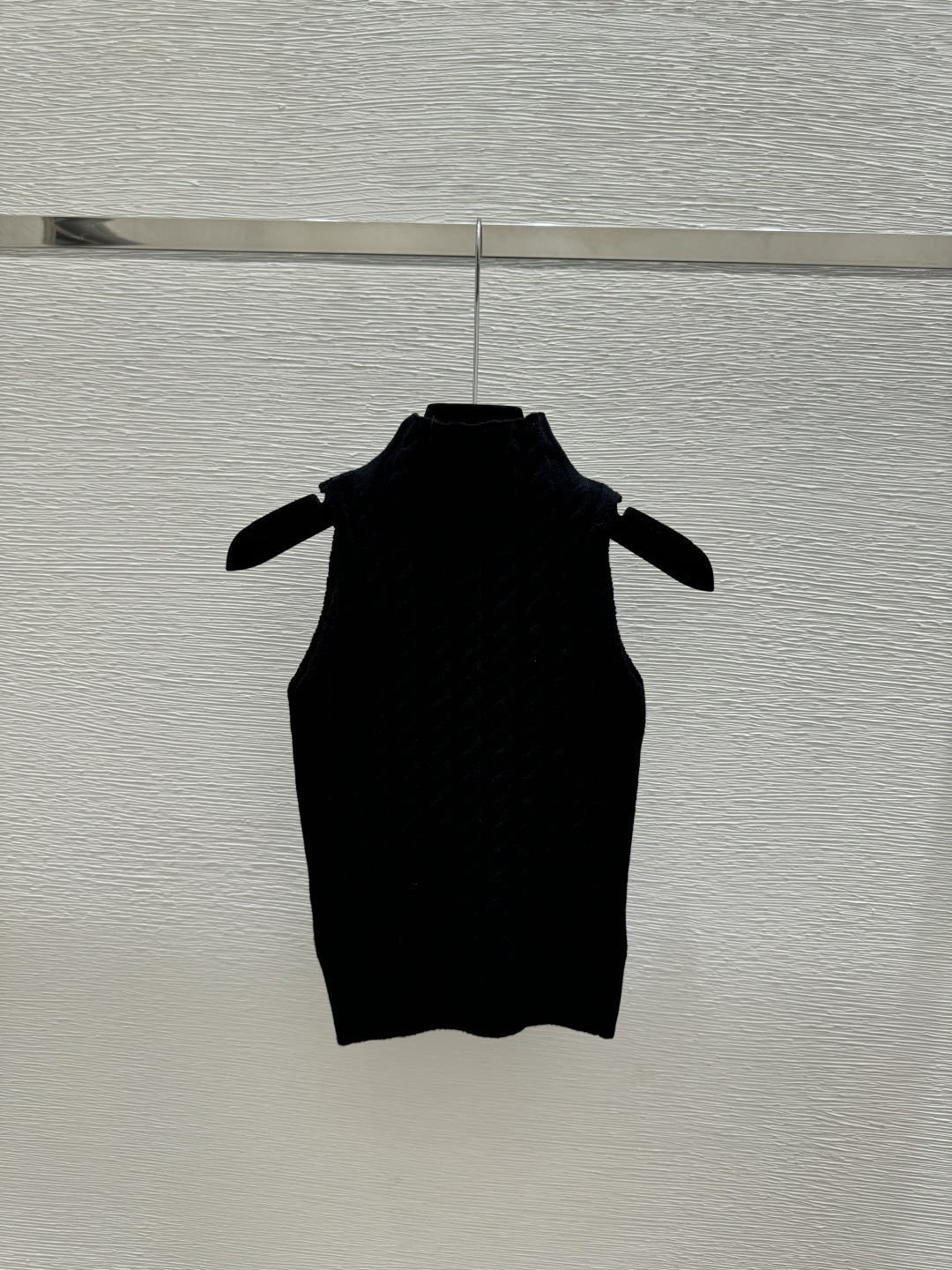 Miu Miu M家 早春新款 纯色烫钻镂空高领针织背心
