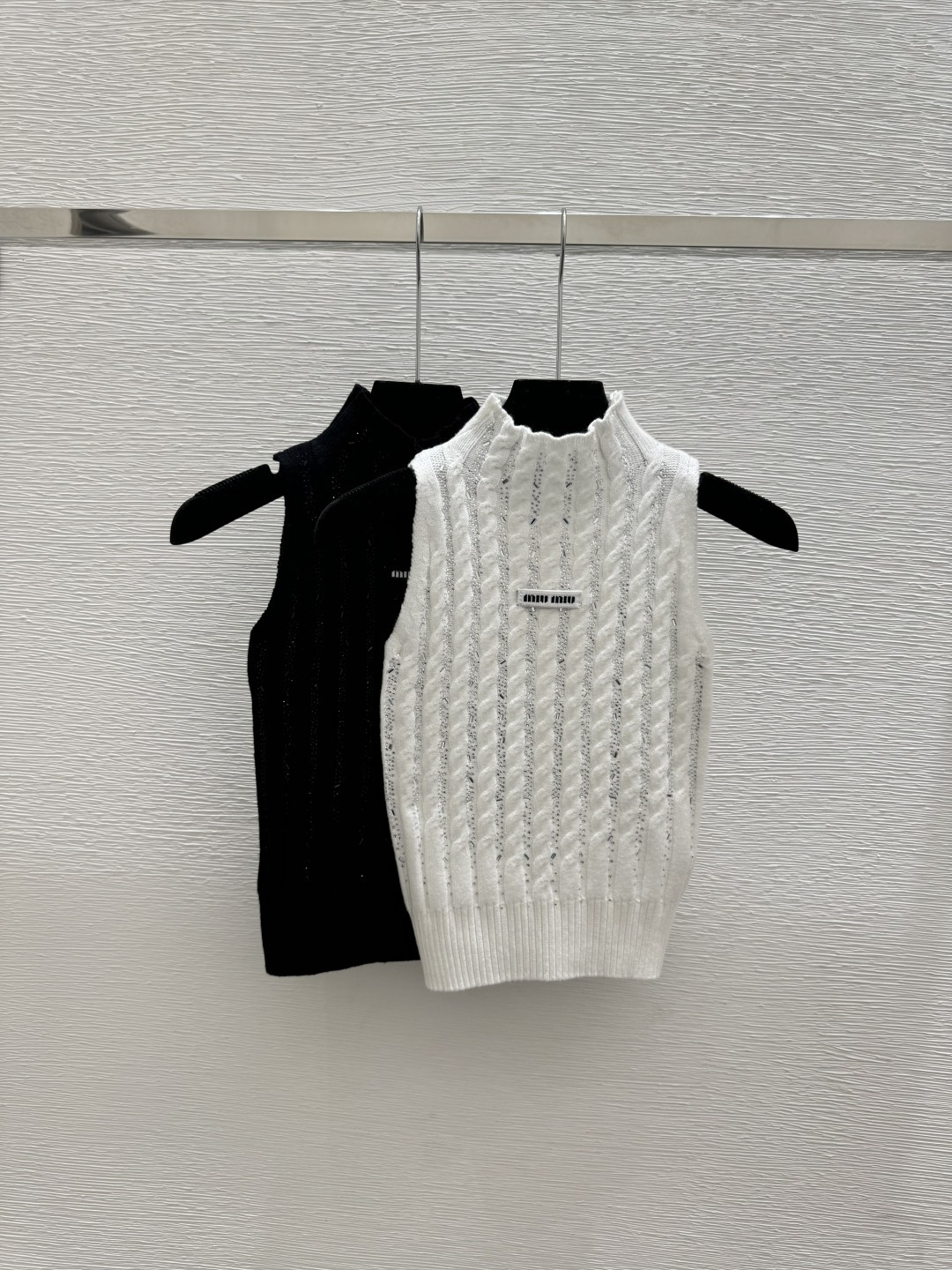 Miu Miu M家 早春新款 纯色烫钻镂空高领针织背心