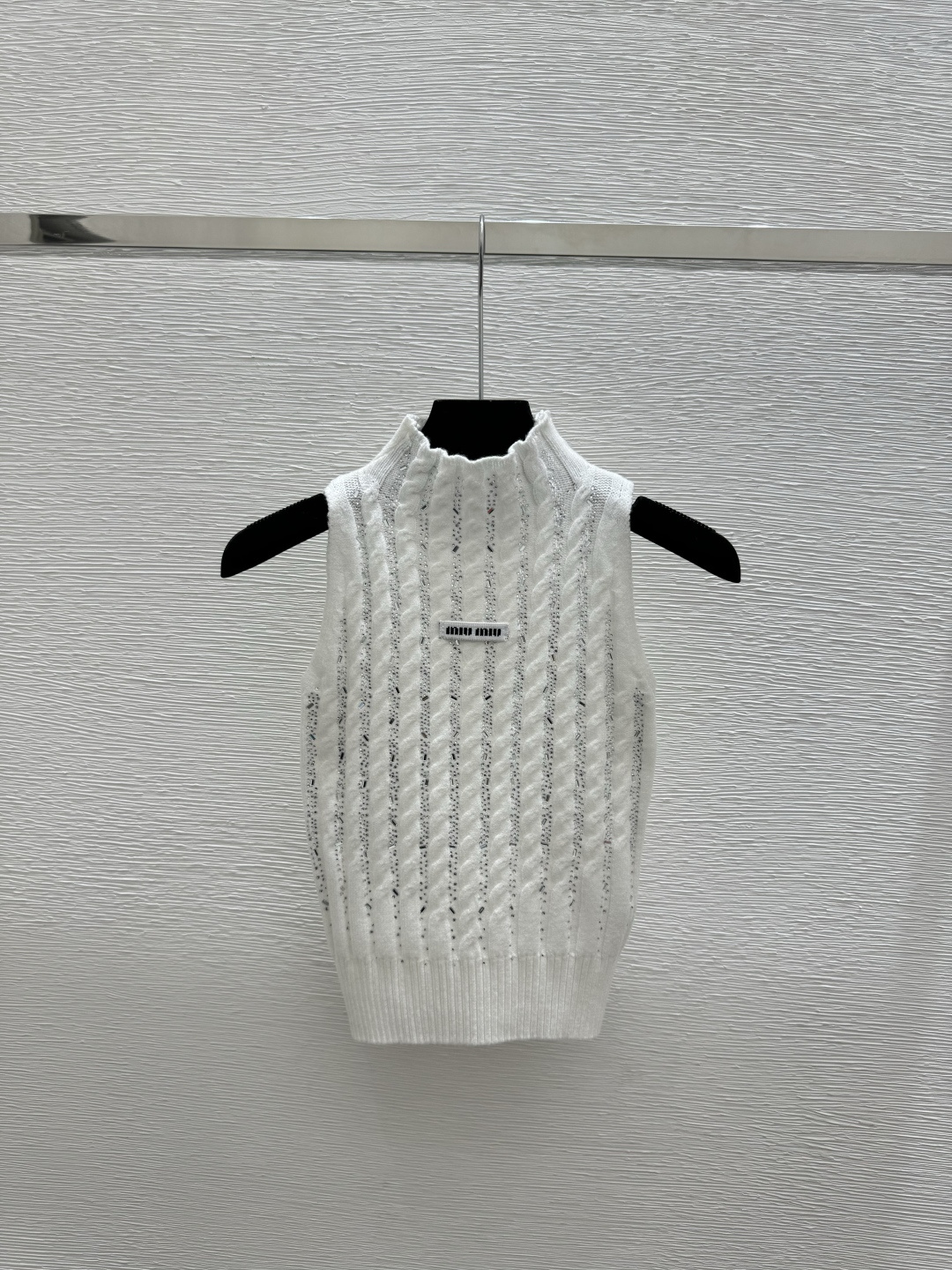 Miu Miu M家 早春新款 纯色烫钻镂空高领针织背心